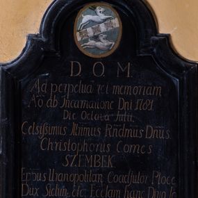 Zdjęcie nr 1: Tablica w kształcie stojącego prostokąta zamkniętego półkolistym łukiem nadwieszonym z uskokami, ujęta profilowaną ramą. W górnej partii, w polu łuku znajduje się wpisane w owal, polichromowane godło herbu Szembek, poniżej tekst „D(EO) O(PTIMO) M(AXIMO) / Ad perpetuam rei memoriam / A(nn)o ab Incarnatione D[omi]ni 1781. / Die octava Julii. / Celsissimus Ill(ust)ri(ssi)mus R(enovere)nd(issi)mus D(omi)nus. / Christophorus Comes / SZEMBEK / Epp(iscop)us Uranopolitan(ensis) Coadjutor Ploc(ensis) / Dux Sielun(ensis) etc. Eccl(esi)am hanc Divo Jo/anni CANTIO dicatam solenni ritu Conse/cravit Anniversarium quo ad Officium et / Missam obeundum D(omini)ca prima p(os)t Festum Visita(ti)o / B(EATE) V(IRGINIS) MARIAE statuit et determinavit  / Cura R(everendi) Stanislai Petulski huius Eccl(esiasti)cae / Actualis Praebendarii”.  


