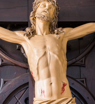 Zdjęcie nr 4: Ołtarz przyścienny, architektoniczny, jednokondygnacyjny. Ołtarz jest prostopadłościenny, z drewnianą mensą. Trójosiowe, artykułowane smukłymi filarkami retabulum osadzone jest na predelli zdobionej fryzem arkadkowym zamknięte rodzajem fryzu przerwanego pośrodku ostrołukową wimpergą. Pole środkowej osi nastawy zajmuje płycina w kształcie stojącego prostokąta zamkniętego półkolistym łukiem nadwieszonym, wypełniona płaskorzeźbionym motywem czwórliści. Wyżej znajduje się dekoracja maswerkowa częściowo wpisana  w okrąg. Osie boczne mają formę płytkich, ostrołukowych wnęk zdobionych motywem kwietnych gałązek wpisanych w romboidalne pola. Partie łuków wypełnia ażurowy ornament astwerkowy. Retabulum ujmuje po bokach para uszaków w formie ażurowych przypór zwieńczonych pinaklami. Fryz zamykający retabulum wieńczy para wyższych pośrodku i niższych po bokach pinakli, natomiast wimpergę niewielki kwiaton. W osi środkowej znajduje się figura Jezusa Ukrzyżowanego, w prawej figura św. Jana Ewangelisty, w lewej Matki Boskiej Bolesnej. 

Struktura ołtarza pokryta jest ciemnobrązową bejcą, figury utrzymane są w odcieniu naturalnego drewna.

