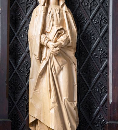 Zdjęcie nr 6: Ołtarz przyścienny, architektoniczny, jednokondygnacyjny. Ołtarz jest prostopadłościenny, z drewnianą mensą. Trójosiowe, artykułowane smukłymi filarkami retabulum osadzone jest na predelli zdobionej fryzem arkadkowym zamknięte rodzajem fryzu przerwanego pośrodku ostrołukową wimpergą. Pole środkowej osi nastawy zajmuje płycina w kształcie stojącego prostokąta zamkniętego półkolistym łukiem nadwieszonym, wypełniona płaskorzeźbionym motywem czwórliści. Wyżej znajduje się dekoracja maswerkowa częściowo wpisana  w okrąg. Osie boczne mają formę płytkich, ostrołukowych wnęk zdobionych motywem kwietnych gałązek wpisanych w romboidalne pola. Partie łuków wypełnia ażurowy ornament astwerkowy. Retabulum ujmuje po bokach para uszaków w formie ażurowych przypór zwieńczonych pinaklami. Fryz zamykający retabulum wieńczy para wyższych pośrodku i niższych po bokach pinakli, natomiast wimpergę niewielki kwiaton. W osi środkowej znajduje się figura Jezusa Ukrzyżowanego, w prawej figura św. Jana Ewangelisty, w lewej Matki Boskiej Bolesnej. 

Struktura ołtarza pokryta jest ciemnobrązową bejcą, figury utrzymane są w odcieniu naturalnego drewna.

