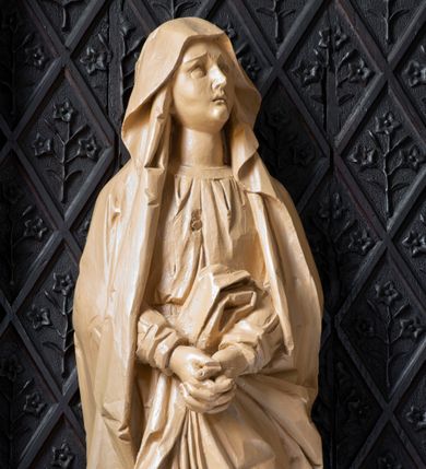 Zdjęcie nr 7: Ołtarz przyścienny, architektoniczny, jednokondygnacyjny. Ołtarz jest prostopadłościenny, z drewnianą mensą. Trójosiowe, artykułowane smukłymi filarkami retabulum osadzone jest na predelli zdobionej fryzem arkadkowym zamknięte rodzajem fryzu przerwanego pośrodku ostrołukową wimpergą. Pole środkowej osi nastawy zajmuje płycina w kształcie stojącego prostokąta zamkniętego półkolistym łukiem nadwieszonym, wypełniona płaskorzeźbionym motywem czwórliści. Wyżej znajduje się dekoracja maswerkowa częściowo wpisana  w okrąg. Osie boczne mają formę płytkich, ostrołukowych wnęk zdobionych motywem kwietnych gałązek wpisanych w romboidalne pola. Partie łuków wypełnia ażurowy ornament astwerkowy. Retabulum ujmuje po bokach para uszaków w formie ażurowych przypór zwieńczonych pinaklami. Fryz zamykający retabulum wieńczy para wyższych pośrodku i niższych po bokach pinakli, natomiast wimpergę niewielki kwiaton. W osi środkowej znajduje się figura Jezusa Ukrzyżowanego, w prawej figura św. Jana Ewangelisty, w lewej Matki Boskiej Bolesnej. 

Struktura ołtarza pokryta jest ciemnobrązową bejcą, figury utrzymane są w odcieniu naturalnego drewna.

