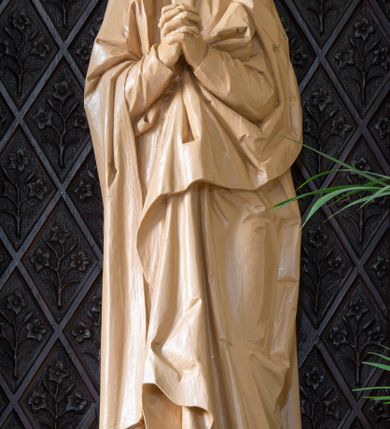 Zdjęcie nr 8: Ołtarz przyścienny, architektoniczny, jednokondygnacyjny. Ołtarz jest prostopadłościenny, z drewnianą mensą. Trójosiowe, artykułowane smukłymi filarkami retabulum osadzone jest na predelli zdobionej fryzem arkadkowym zamknięte rodzajem fryzu przerwanego pośrodku ostrołukową wimpergą. Pole środkowej osi nastawy zajmuje płycina w kształcie stojącego prostokąta zamkniętego półkolistym łukiem nadwieszonym, wypełniona płaskorzeźbionym motywem czwórliści. Wyżej znajduje się dekoracja maswerkowa częściowo wpisana  w okrąg. Osie boczne mają formę płytkich, ostrołukowych wnęk zdobionych motywem kwietnych gałązek wpisanych w romboidalne pola. Partie łuków wypełnia ażurowy ornament astwerkowy. Retabulum ujmuje po bokach para uszaków w formie ażurowych przypór zwieńczonych pinaklami. Fryz zamykający retabulum wieńczy para wyższych pośrodku i niższych po bokach pinakli, natomiast wimpergę niewielki kwiaton. W osi środkowej znajduje się figura Jezusa Ukrzyżowanego, w prawej figura św. Jana Ewangelisty, w lewej Matki Boskiej Bolesnej. 

Struktura ołtarza pokryta jest ciemnobrązową bejcą, figury utrzymane są w odcieniu naturalnego drewna.

