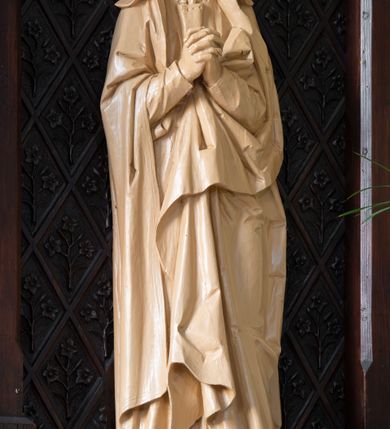 Zdjęcie nr 3: Ołtarz przyścienny, architektoniczny, jednokondygnacyjny. Ołtarz jest prostopadłościenny, z drewnianą mensą. Trójosiowe, artykułowane smukłymi filarkami retabulum osadzone jest na predelli zdobionej fryzem arkadkowym zamknięte rodzajem fryzu przerwanego pośrodku ostrołukową wimpergą. Pole środkowej osi nastawy zajmuje płycina w kształcie stojącego prostokąta zamkniętego półkolistym łukiem nadwieszonym, wypełniona płaskorzeźbionym motywem czwórliści. Wyżej znajduje się dekoracja maswerkowa częściowo wpisana  w okrąg. Osie boczne mają formę płytkich, ostrołukowych wnęk zdobionych motywem kwietnych gałązek wpisanych w romboidalne pola. Partie łuków wypełnia ażurowy ornament astwerkowy. Retabulum ujmuje po bokach para uszaków w formie ażurowych przypór zwieńczonych pinaklami. Fryz zamykający retabulum wieńczy para wyższych pośrodku i niższych po bokach pinakli, natomiast wimpergę niewielki kwiaton. W osi środkowej znajduje się figura Jezusa Ukrzyżowanego, w prawej figura św. Jana Ewangelisty, w lewej Matki Boskiej Bolesnej. 

Struktura ołtarza pokryta jest ciemnobrązową bejcą, figury utrzymane są w odcieniu naturalnego drewna.

