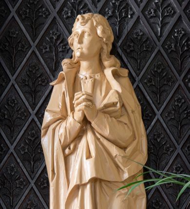 Zdjęcie nr 9: Ołtarz przyścienny, architektoniczny, jednokondygnacyjny. Ołtarz jest prostopadłościenny, z drewnianą mensą. Trójosiowe, artykułowane smukłymi filarkami retabulum osadzone jest na predelli zdobionej fryzem arkadkowym zamknięte rodzajem fryzu przerwanego pośrodku ostrołukową wimpergą. Pole środkowej osi nastawy zajmuje płycina w kształcie stojącego prostokąta zamkniętego półkolistym łukiem nadwieszonym, wypełniona płaskorzeźbionym motywem czwórliści. Wyżej znajduje się dekoracja maswerkowa częściowo wpisana  w okrąg. Osie boczne mają formę płytkich, ostrołukowych wnęk zdobionych motywem kwietnych gałązek wpisanych w romboidalne pola. Partie łuków wypełnia ażurowy ornament astwerkowy. Retabulum ujmuje po bokach para uszaków w formie ażurowych przypór zwieńczonych pinaklami. Fryz zamykający retabulum wieńczy para wyższych pośrodku i niższych po bokach pinakli, natomiast wimpergę niewielki kwiaton. W osi środkowej znajduje się figura Jezusa Ukrzyżowanego, w prawej figura św. Jana Ewangelisty, w lewej Matki Boskiej Bolesnej. 

Struktura ołtarza pokryta jest ciemnobrązową bejcą, figury utrzymane są w odcieniu naturalnego drewna.

