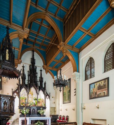 Zdjęcie nr 4: Ambona nadwieszona, umieszczona jest na filarze, z wejściem od prawej strony w postaci jednobiegowych schodów z balustradą w formie wydzielonych kolumienkami, ażurowych płycin zdobionych w narożu ornamentyką roślinną. Wsparty na ośmiobocznym filarze kosz jest na rzucie ośmioboku. Wydzielone kolumienkami ścianki wypełniają prostokątne płyciny zamknięte łukiem w kształcie rybiego pęcherza, z rzeźbionymi  figurami czterech ewangelistów stojących na niewielkich konsolkach. Profilowany parapet ambony zdobi motyw rozetek. Na zaplecku ambony zawieszony jest zegar w drewnianej obudowie. Baldachim na rzucie ośmioboku o krawędziach ujętych fryzem arkadkowym oraz niewielkimi sterczynkami. Zwieńczenie w formie ażurowego pinakla z figurą Jezusa wewnątrz.

Struktura ambony pokryta jest ciemnobrązową bejcą, zaś figura utrzymana w odcieniu naturalnego drewna.
