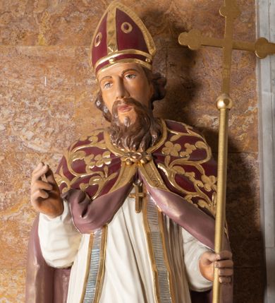 Zdjęcie nr 1: Rzeźba drążona z tyłu stoi na prostokątnej podstawie ustawionej na profilowanej, zwężającej się ku dołowi konsoli przyściennej. Postać biskupa jest ujęta frontalni w nieznacznym kontrapoście z głową lekko skierowaną w prawo. Prawą rękę Marcin ma uniesioną przed siebie na wysokość piersi w lewej zaś trzyma laskę krzyżową. Święty ma pociągłą, wychudzoną twarz o szeroko otwartych oczach, mięsistym nosie i pełnych ustach. Głowę okala broda i lekko kręcone sięgające ramion włosy. Marcin na głowie ma szkarłatną mitrę zdobiną złotą ornamentyką. Ubrany jest w sutannę, białą komże dekorowaną u spodu szeroką koronką, stułę oraz szkarłatną kapę pokrytą złocistym ornamentem i lamowaną złotą tasiemką. Na postumencie widoczny jest podpis: &quot;Ś[WIĘTY] MARCIN&quot;.