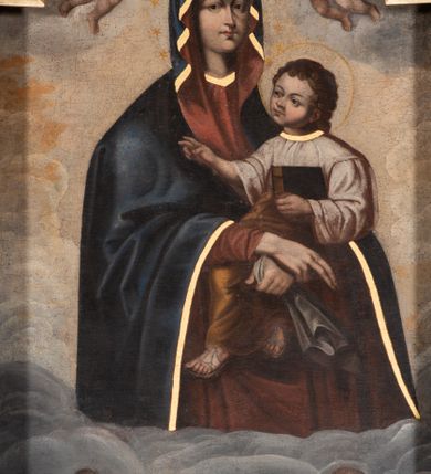 Zdjęcie nr 3: Nastawa ołtarzowa uzyskała charakter jednoosiowej, jednokondygnacyjnej przestrzennej struktury architektonicznej ze zwieńczeniem. Drewniany stipes ołtarzowy przyjął kształt zwężającego się ku dołowi sarkofagu wspierającego mensę, ustawionego na marmurowym podeście o dwu stopniach. Na mensie na osi ustawiono prostopadłościenne tabernakulum na rzucie trapezu, ujęte po bokach spływami wolutowym podtrzymującymi proste belkowanie wyłamane na osi podpór. Drzwiczki do tabernakulum uzyskały kształt stojącego prostokąta zamkniętego u góry łukiem nadwieszonym z uskokiem. W ich polu ukazano kielich z hostią. Retabulum wykonano na rzucie dwóch koncentrycznych półkoli. Pierwsze, tworzy przyścienna struktura flankowana dwoma esowatymi splotami wolutowymi podtrzymującymi architraw z belkowaniem zdobionym fryzem kostkowym, podtrzymującym w osiach skrajnych dwa wolutowe postumenty przechodzące w zwieńczenie. Zwieńczenie utworzono z płyciny w kształcie leżącego prostokąta o wklęsłych bokach zwieńczone gzymsem koronującym wygiętym w formie nadwieszonego łuku odcinkowego. W polu zwieńczenia umieszczono płaskorzeźbiony kartusz z monogramem maryjnym w czerwonym polu flankowany przez dwa uskrzydlone aniołki. Drugie półkole uzyskano z wysunięcia przed lico nastawy dwóch kolumn wspartych na wysokich, dwupoziomowych postumentach oraz flankujących główne pole obrazowe kondygnacji dwóch pilastrów podtrzymujących półkoliście wygięty architraw z belkowaniem, na końcach którego umieszczono przerwane wolutowe przyczółki faliste z siedzącymi na nich dwoma aniołami podtrzymującymi zawieszoną na osi monumentalną koronę zamknietą. Kolumny i pilastry o korynckich kapitelach i głowicach w dwóch trzecich od góry są kanelowane, a niżej gładkie i zdobione wstęgami z zawieszonymi zwisami owocowymi. Podtrzymujące kolumny postumenty ozdobiono niebieskimi, prostokątnymi płycinami u góry zamkniętymi półkoliście, a u dołu wklęsłymi. Po osiach zewnętrznych do postumentów przylegają konsole zdobione akantowymi wolutami, na których ustawiono figury św. Wojciech i św. Stanisława. Architraw drugiego półkola ozdobiono rytmiczne rozmieszczonymi partiami ornamentu roślinnego, a belkowanie i przyczółki faliste fryzem kostkowym. W polu kondygnacji umieszczono pole obrazowe w formie stojącego prostokąta zamkniętego od góry łukiem odcinkowym nadwieszonym obramienionym ramą zdobioną ażurową wicią akantową. W polu znajduje się obraz Matki Boskiej z Dzieciątkiem w rzymskim typie Salus Populi Romani, a na zasuwie obraz przedstawiający wybór św. Macieja na apostoła. Strukturę ołtarza pomalowano w tonacji ciemnej kości słoniowej. Kolumny, profile oraz ornamenty zostały wyzłocone. Rzeźby św. Wojciech i św. Stanisława uzyskały naturalistyczną polichromię podobnie jak anioły podtrzymujące koronę.  