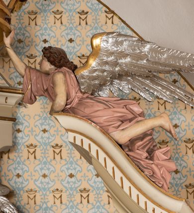 Zdjęcie nr 14: Nastawa ołtarzowa uzyskała charakter jednoosiowej, jednokondygnacyjnej przestrzennej struktury architektonicznej ze zwieńczeniem. Drewniany stipes ołtarzowy przyjął kształt zwężającego się ku dołowi sarkofagu wspierającego mensę, ustawionego na marmurowym podeście o dwu stopniach. Na mensie na osi ustawiono prostopadłościenne tabernakulum na rzucie trapezu, ujęte po bokach spływami wolutowym podtrzymującymi proste belkowanie wyłamane na osi podpór. Drzwiczki do tabernakulum uzyskały kształt stojącego prostokąta zamkniętego u góry łukiem nadwieszonym z uskokiem. W ich polu ukazano kielich z hostią. Retabulum wykonano na rzucie dwóch koncentrycznych półkoli. Pierwsze, tworzy przyścienna struktura flankowana dwoma esowatymi splotami wolutowymi podtrzymującymi architraw z belkowaniem zdobionym fryzem kostkowym, podtrzymującym w osiach skrajnych dwa wolutowe postumenty przechodzące w zwieńczenie. Zwieńczenie utworzono z płyciny w kształcie leżącego prostokąta o wklęsłych bokach zwieńczone gzymsem koronującym wygiętym w formie nadwieszonego łuku odcinkowego. W polu zwieńczenia umieszczono płaskorzeźbiony kartusz z monogramem maryjnym w czerwonym polu flankowany przez dwa uskrzydlone aniołki. Drugie półkole uzyskano z wysunięcia przed lico nastawy dwóch kolumn wspartych na wysokich, dwupoziomowych postumentach oraz flankujących główne pole obrazowe kondygnacji dwóch pilastrów podtrzymujących półkoliście wygięty architraw z belkowaniem, na końcach którego umieszczono przerwane wolutowe przyczółki faliste z siedzącymi na nich dwoma aniołami podtrzymującymi zawieszoną na osi monumentalną koronę zamknietą. Kolumny i pilastry o korynckich kapitelach i głowicach w dwóch trzecich od góry są kanelowane, a niżej gładkie i zdobione wstęgami z zawieszonymi zwisami owocowymi. Podtrzymujące kolumny postumenty ozdobiono niebieskimi, prostokątnymi płycinami u góry zamkniętymi półkoliście, a u dołu wklęsłymi. Po osiach zewnętrznych do postumentów przylegają konsole zdobione akantowymi wolutami, na których ustawiono figury św. Wojciech i św. Stanisława. Architraw drugiego półkola ozdobiono rytmiczne rozmieszczonymi partiami ornamentu roślinnego, a belkowanie i przyczółki faliste fryzem kostkowym. W polu kondygnacji umieszczono pole obrazowe w formie stojącego prostokąta zamkniętego od góry łukiem odcinkowym nadwieszonym obramienionym ramą zdobioną ażurową wicią akantową. W polu znajduje się obraz Matki Boskiej z Dzieciątkiem w rzymskim typie Salus Populi Romani, a na zasuwie obraz przedstawiający wybór św. Macieja na apostoła. Strukturę ołtarza pomalowano w tonacji ciemnej kości słoniowej. Kolumny, profile oraz ornamenty zostały wyzłocone. Rzeźby św. Wojciech i św. Stanisława uzyskały naturalistyczną polichromię podobnie jak anioły podtrzymujące koronę.  