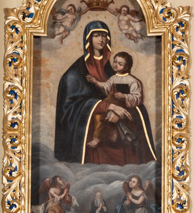 Zdjęcie nr 16: Nastawa ołtarzowa uzyskała charakter jednoosiowej, jednokondygnacyjnej przestrzennej struktury architektonicznej ze zwieńczeniem. Drewniany stipes ołtarzowy przyjął kształt zwężającego się ku dołowi sarkofagu wspierającego mensę, ustawionego na marmurowym podeście o dwu stopniach. Na mensie na osi ustawiono prostopadłościenne tabernakulum na rzucie trapezu, ujęte po bokach spływami wolutowym podtrzymującymi proste belkowanie wyłamane na osi podpór. Drzwiczki do tabernakulum uzyskały kształt stojącego prostokąta zamkniętego u góry łukiem nadwieszonym z uskokiem. W ich polu ukazano kielich z hostią. Retabulum wykonano na rzucie dwóch koncentrycznych półkoli. Pierwsze, tworzy przyścienna struktura flankowana dwoma esowatymi splotami wolutowymi podtrzymującymi architraw z belkowaniem zdobionym fryzem kostkowym, podtrzymującym w osiach skrajnych dwa wolutowe postumenty przechodzące w zwieńczenie. Zwieńczenie utworzono z płyciny w kształcie leżącego prostokąta o wklęsłych bokach zwieńczone gzymsem koronującym wygiętym w formie nadwieszonego łuku odcinkowego. W polu zwieńczenia umieszczono płaskorzeźbiony kartusz z monogramem maryjnym w czerwonym polu flankowany przez dwa uskrzydlone aniołki. Drugie półkole uzyskano z wysunięcia przed lico nastawy dwóch kolumn wspartych na wysokich, dwupoziomowych postumentach oraz flankujących główne pole obrazowe kondygnacji dwóch pilastrów podtrzymujących półkoliście wygięty architraw z belkowaniem, na końcach którego umieszczono przerwane wolutowe przyczółki faliste z siedzącymi na nich dwoma aniołami podtrzymującymi zawieszoną na osi monumentalną koronę zamknietą. Kolumny i pilastry o korynckich kapitelach i głowicach w dwóch trzecich od góry są kanelowane, a niżej gładkie i zdobione wstęgami z zawieszonymi zwisami owocowymi. Podtrzymujące kolumny postumenty ozdobiono niebieskimi, prostokątnymi płycinami u góry zamkniętymi półkoliście, a u dołu wklęsłymi. Po osiach zewnętrznych do postumentów przylegają konsole zdobione akantowymi wolutami, na których ustawiono figury św. Wojciech i św. Stanisława. Architraw drugiego półkola ozdobiono rytmiczne rozmieszczonymi partiami ornamentu roślinnego, a belkowanie i przyczółki faliste fryzem kostkowym. W polu kondygnacji umieszczono pole obrazowe w formie stojącego prostokąta zamkniętego od góry łukiem odcinkowym nadwieszonym obramienionym ramą zdobioną ażurową wicią akantową. W polu znajduje się obraz Matki Boskiej z Dzieciątkiem w rzymskim typie Salus Populi Romani, a na zasuwie obraz przedstawiający wybór św. Macieja na apostoła. Strukturę ołtarza pomalowano w tonacji ciemnej kości słoniowej. Kolumny, profile oraz ornamenty zostały wyzłocone. Rzeźby św. Wojciech i św. Stanisława uzyskały naturalistyczną polichromię podobnie jak anioły podtrzymujące koronę.  