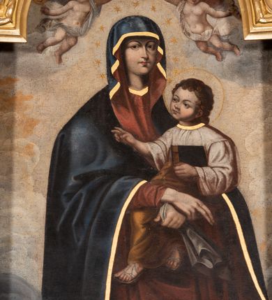 Zdjęcie nr 18: Nastawa ołtarzowa uzyskała charakter jednoosiowej, jednokondygnacyjnej przestrzennej struktury architektonicznej ze zwieńczeniem. Drewniany stipes ołtarzowy przyjął kształt zwężającego się ku dołowi sarkofagu wspierającego mensę, ustawionego na marmurowym podeście o dwu stopniach. Na mensie na osi ustawiono prostopadłościenne tabernakulum na rzucie trapezu, ujęte po bokach spływami wolutowym podtrzymującymi proste belkowanie wyłamane na osi podpór. Drzwiczki do tabernakulum uzyskały kształt stojącego prostokąta zamkniętego u góry łukiem nadwieszonym z uskokiem. W ich polu ukazano kielich z hostią. Retabulum wykonano na rzucie dwóch koncentrycznych półkoli. Pierwsze, tworzy przyścienna struktura flankowana dwoma esowatymi splotami wolutowymi podtrzymującymi architraw z belkowaniem zdobionym fryzem kostkowym, podtrzymującym w osiach skrajnych dwa wolutowe postumenty przechodzące w zwieńczenie. Zwieńczenie utworzono z płyciny w kształcie leżącego prostokąta o wklęsłych bokach zwieńczone gzymsem koronującym wygiętym w formie nadwieszonego łuku odcinkowego. W polu zwieńczenia umieszczono płaskorzeźbiony kartusz z monogramem maryjnym w czerwonym polu flankowany przez dwa uskrzydlone aniołki. Drugie półkole uzyskano z wysunięcia przed lico nastawy dwóch kolumn wspartych na wysokich, dwupoziomowych postumentach oraz flankujących główne pole obrazowe kondygnacji dwóch pilastrów podtrzymujących półkoliście wygięty architraw z belkowaniem, na końcach którego umieszczono przerwane wolutowe przyczółki faliste z siedzącymi na nich dwoma aniołami podtrzymującymi zawieszoną na osi monumentalną koronę zamknietą. Kolumny i pilastry o korynckich kapitelach i głowicach w dwóch trzecich od góry są kanelowane, a niżej gładkie i zdobione wstęgami z zawieszonymi zwisami owocowymi. Podtrzymujące kolumny postumenty ozdobiono niebieskimi, prostokątnymi płycinami u góry zamkniętymi półkoliście, a u dołu wklęsłymi. Po osiach zewnętrznych do postumentów przylegają konsole zdobione akantowymi wolutami, na których ustawiono figury św. Wojciech i św. Stanisława. Architraw drugiego półkola ozdobiono rytmiczne rozmieszczonymi partiami ornamentu roślinnego, a belkowanie i przyczółki faliste fryzem kostkowym. W polu kondygnacji umieszczono pole obrazowe w formie stojącego prostokąta zamkniętego od góry łukiem odcinkowym nadwieszonym obramienionym ramą zdobioną ażurową wicią akantową. W polu znajduje się obraz Matki Boskiej z Dzieciątkiem w rzymskim typie Salus Populi Romani, a na zasuwie obraz przedstawiający wybór św. Macieja na apostoła. Strukturę ołtarza pomalowano w tonacji ciemnej kości słoniowej. Kolumny, profile oraz ornamenty zostały wyzłocone. Rzeźby św. Wojciech i św. Stanisława uzyskały naturalistyczną polichromię podobnie jak anioły podtrzymujące koronę.  