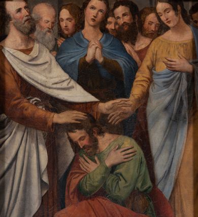 Zdjęcie nr 5: Nastawa ołtarzowa uzyskała charakter jednoosiowej, jednokondygnacyjnej przestrzennej struktury architektonicznej ze zwieńczeniem. Drewniany stipes ołtarzowy przyjął kształt zwężającego się ku dołowi sarkofagu wspierającego mensę, ustawionego na marmurowym podeście o dwu stopniach. Na mensie na osi ustawiono prostopadłościenne tabernakulum na rzucie trapezu, ujęte po bokach spływami wolutowym podtrzymującymi proste belkowanie wyłamane na osi podpór. Drzwiczki do tabernakulum uzyskały kształt stojącego prostokąta zamkniętego u góry łukiem nadwieszonym z uskokiem. W ich polu ukazano kielich z hostią. Retabulum wykonano na rzucie dwóch koncentrycznych półkoli. Pierwsze, tworzy przyścienna struktura flankowana dwoma esowatymi splotami wolutowymi podtrzymującymi architraw z belkowaniem zdobionym fryzem kostkowym, podtrzymującym w osiach skrajnych dwa wolutowe postumenty przechodzące w zwieńczenie. Zwieńczenie utworzono z płyciny w kształcie leżącego prostokąta o wklęsłych bokach zwieńczone gzymsem koronującym wygiętym w formie nadwieszonego łuku odcinkowego. W polu zwieńczenia umieszczono płaskorzeźbiony kartusz z monogramem maryjnym w czerwonym polu flankowany przez dwa uskrzydlone aniołki. Drugie półkole uzyskano z wysunięcia przed lico nastawy dwóch kolumn wspartych na wysokich, dwupoziomowych postumentach oraz flankujących główne pole obrazowe kondygnacji dwóch pilastrów podtrzymujących półkoliście wygięty architraw z belkowaniem, na końcach którego umieszczono przerwane wolutowe przyczółki faliste z siedzącymi na nich dwoma aniołami podtrzymującymi zawieszoną na osi monumentalną koronę zamknietą. Kolumny i pilastry o korynckich kapitelach i głowicach w dwóch trzecich od góry są kanelowane, a niżej gładkie i zdobione wstęgami z zawieszonymi zwisami owocowymi. Podtrzymujące kolumny postumenty ozdobiono niebieskimi, prostokątnymi płycinami u góry zamkniętymi półkoliście, a u dołu wklęsłymi. Po osiach zewnętrznych do postumentów przylegają konsole zdobione akantowymi wolutami, na których ustawiono figury św. Wojciech i św. Stanisława. Architraw drugiego półkola ozdobiono rytmiczne rozmieszczonymi partiami ornamentu roślinnego, a belkowanie i przyczółki faliste fryzem kostkowym. W polu kondygnacji umieszczono pole obrazowe w formie stojącego prostokąta zamkniętego od góry łukiem odcinkowym nadwieszonym obramienionym ramą zdobioną ażurową wicią akantową. W polu znajduje się obraz Matki Boskiej z Dzieciątkiem w rzymskim typie Salus Populi Romani, a na zasuwie obraz przedstawiający wybór św. Macieja na apostoła. Strukturę ołtarza pomalowano w tonacji ciemnej kości słoniowej. Kolumny, profile oraz ornamenty zostały wyzłocone. Rzeźby św. Wojciech i św. Stanisława uzyskały naturalistyczną polichromię podobnie jak anioły podtrzymujące koronę.  