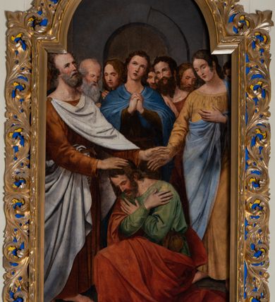 Zdjęcie nr 4: Nastawa ołtarzowa uzyskała charakter jednoosiowej, jednokondygnacyjnej przestrzennej struktury architektonicznej ze zwieńczeniem. Drewniany stipes ołtarzowy przyjął kształt zwężającego się ku dołowi sarkofagu wspierającego mensę, ustawionego na marmurowym podeście o dwu stopniach. Na mensie na osi ustawiono prostopadłościenne tabernakulum na rzucie trapezu, ujęte po bokach spływami wolutowym podtrzymującymi proste belkowanie wyłamane na osi podpór. Drzwiczki do tabernakulum uzyskały kształt stojącego prostokąta zamkniętego u góry łukiem nadwieszonym z uskokiem. W ich polu ukazano kielich z hostią. Retabulum wykonano na rzucie dwóch koncentrycznych półkoli. Pierwsze, tworzy przyścienna struktura flankowana dwoma esowatymi splotami wolutowymi podtrzymującymi architraw z belkowaniem zdobionym fryzem kostkowym, podtrzymującym w osiach skrajnych dwa wolutowe postumenty przechodzące w zwieńczenie. Zwieńczenie utworzono z płyciny w kształcie leżącego prostokąta o wklęsłych bokach zwieńczone gzymsem koronującym wygiętym w formie nadwieszonego łuku odcinkowego. W polu zwieńczenia umieszczono płaskorzeźbiony kartusz z monogramem maryjnym w czerwonym polu flankowany przez dwa uskrzydlone aniołki. Drugie półkole uzyskano z wysunięcia przed lico nastawy dwóch kolumn wspartych na wysokich, dwupoziomowych postumentach oraz flankujących główne pole obrazowe kondygnacji dwóch pilastrów podtrzymujących półkoliście wygięty architraw z belkowaniem, na końcach którego umieszczono przerwane wolutowe przyczółki faliste z siedzącymi na nich dwoma aniołami podtrzymującymi zawieszoną na osi monumentalną koronę zamknietą. Kolumny i pilastry o korynckich kapitelach i głowicach w dwóch trzecich od góry są kanelowane, a niżej gładkie i zdobione wstęgami z zawieszonymi zwisami owocowymi. Podtrzymujące kolumny postumenty ozdobiono niebieskimi, prostokątnymi płycinami u góry zamkniętymi półkoliście, a u dołu wklęsłymi. Po osiach zewnętrznych do postumentów przylegają konsole zdobione akantowymi wolutami, na których ustawiono figury św. Wojciech i św. Stanisława. Architraw drugiego półkola ozdobiono rytmiczne rozmieszczonymi partiami ornamentu roślinnego, a belkowanie i przyczółki faliste fryzem kostkowym. W polu kondygnacji umieszczono pole obrazowe w formie stojącego prostokąta zamkniętego od góry łukiem odcinkowym nadwieszonym obramienionym ramą zdobioną ażurową wicią akantową. W polu znajduje się obraz Matki Boskiej z Dzieciątkiem w rzymskim typie Salus Populi Romani, a na zasuwie obraz przedstawiający wybór św. Macieja na apostoła. Strukturę ołtarza pomalowano w tonacji ciemnej kości słoniowej. Kolumny, profile oraz ornamenty zostały wyzłocone. Rzeźby św. Wojciech i św. Stanisława uzyskały naturalistyczną polichromię podobnie jak anioły podtrzymujące koronę.  