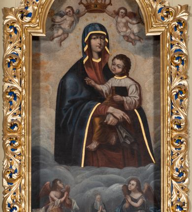 Zdjęcie nr 17: Nastawa ołtarzowa uzyskała charakter jednoosiowej, jednokondygnacyjnej przestrzennej struktury architektonicznej ze zwieńczeniem. Drewniany stipes ołtarzowy przyjął kształt zwężającego się ku dołowi sarkofagu wspierającego mensę, ustawionego na marmurowym podeście o dwu stopniach. Na mensie na osi ustawiono prostopadłościenne tabernakulum na rzucie trapezu, ujęte po bokach spływami wolutowym podtrzymującymi proste belkowanie wyłamane na osi podpór. Drzwiczki do tabernakulum uzyskały kształt stojącego prostokąta zamkniętego u góry łukiem nadwieszonym z uskokiem. W ich polu ukazano kielich z hostią. Retabulum wykonano na rzucie dwóch koncentrycznych półkoli. Pierwsze, tworzy przyścienna struktura flankowana dwoma esowatymi splotami wolutowymi podtrzymującymi architraw z belkowaniem zdobionym fryzem kostkowym, podtrzymującym w osiach skrajnych dwa wolutowe postumenty przechodzące w zwieńczenie. Zwieńczenie utworzono z płyciny w kształcie leżącego prostokąta o wklęsłych bokach zwieńczone gzymsem koronującym wygiętym w formie nadwieszonego łuku odcinkowego. W polu zwieńczenia umieszczono płaskorzeźbiony kartusz z monogramem maryjnym w czerwonym polu flankowany przez dwa uskrzydlone aniołki. Drugie półkole uzyskano z wysunięcia przed lico nastawy dwóch kolumn wspartych na wysokich, dwupoziomowych postumentach oraz flankujących główne pole obrazowe kondygnacji dwóch pilastrów podtrzymujących półkoliście wygięty architraw z belkowaniem, na końcach którego umieszczono przerwane wolutowe przyczółki faliste z siedzącymi na nich dwoma aniołami podtrzymującymi zawieszoną na osi monumentalną koronę zamknietą. Kolumny i pilastry o korynckich kapitelach i głowicach w dwóch trzecich od góry są kanelowane, a niżej gładkie i zdobione wstęgami z zawieszonymi zwisami owocowymi. Podtrzymujące kolumny postumenty ozdobiono niebieskimi, prostokątnymi płycinami u góry zamkniętymi półkoliście, a u dołu wklęsłymi. Po osiach zewnętrznych do postumentów przylegają konsole zdobione akantowymi wolutami, na których ustawiono figury św. Wojciech i św. Stanisława. Architraw drugiego półkola ozdobiono rytmiczne rozmieszczonymi partiami ornamentu roślinnego, a belkowanie i przyczółki faliste fryzem kostkowym. W polu kondygnacji umieszczono pole obrazowe w formie stojącego prostokąta zamkniętego od góry łukiem odcinkowym nadwieszonym obramienionym ramą zdobioną ażurową wicią akantową. W polu znajduje się obraz Matki Boskiej z Dzieciątkiem w rzymskim typie Salus Populi Romani, a na zasuwie obraz przedstawiający wybór św. Macieja na apostoła. Strukturę ołtarza pomalowano w tonacji ciemnej kości słoniowej. Kolumny, profile oraz ornamenty zostały wyzłocone. Rzeźby św. Wojciech i św. Stanisława uzyskały naturalistyczną polichromię podobnie jak anioły podtrzymujące koronę.  