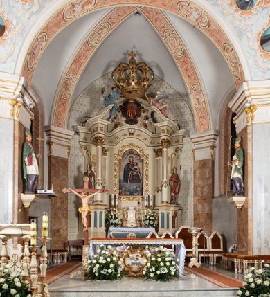 Zdjęcie nr 2: Nastawa ołtarzowa uzyskała charakter jednoosiowej, jednokondygnacyjnej przestrzennej struktury architektonicznej ze zwieńczeniem. Drewniany stipes ołtarzowy przyjął kształt zwężającego się ku dołowi sarkofagu wspierającego mensę, ustawionego na marmurowym podeście o dwu stopniach. Na mensie na osi ustawiono prostopadłościenne tabernakulum na rzucie trapezu, ujęte po bokach spływami wolutowym podtrzymującymi proste belkowanie wyłamane na osi podpór. Drzwiczki do tabernakulum uzyskały kształt stojącego prostokąta zamkniętego u góry łukiem nadwieszonym z uskokiem. W ich polu ukazano kielich z hostią. Retabulum wykonano na rzucie dwóch koncentrycznych półkoli. Pierwsze, tworzy przyścienna struktura flankowana dwoma esowatymi splotami wolutowymi podtrzymującymi architraw z belkowaniem zdobionym fryzem kostkowym, podtrzymującym w osiach skrajnych dwa wolutowe postumenty przechodzące w zwieńczenie. Zwieńczenie utworzono z płyciny w kształcie leżącego prostokąta o wklęsłych bokach zwieńczone gzymsem koronującym wygiętym w formie nadwieszonego łuku odcinkowego. W polu zwieńczenia umieszczono płaskorzeźbiony kartusz z monogramem maryjnym w czerwonym polu flankowany przez dwa uskrzydlone aniołki. Drugie półkole uzyskano z wysunięcia przed lico nastawy dwóch kolumn wspartych na wysokich, dwupoziomowych postumentach oraz flankujących główne pole obrazowe kondygnacji dwóch pilastrów podtrzymujących półkoliście wygięty architraw z belkowaniem, na końcach którego umieszczono przerwane wolutowe przyczółki faliste z siedzącymi na nich dwoma aniołami podtrzymującymi zawieszoną na osi monumentalną koronę zamknietą. Kolumny i pilastry o korynckich kapitelach i głowicach w dwóch trzecich od góry są kanelowane, a niżej gładkie i zdobione wstęgami z zawieszonymi zwisami owocowymi. Podtrzymujące kolumny postumenty ozdobiono niebieskimi, prostokątnymi płycinami u góry zamkniętymi półkoliście, a u dołu wklęsłymi. Po osiach zewnętrznych do postumentów przylegają konsole zdobione akantowymi wolutami, na których ustawiono figury św. Wojciech i św. Stanisława. Architraw drugiego półkola ozdobiono rytmiczne rozmieszczonymi partiami ornamentu roślinnego, a belkowanie i przyczółki faliste fryzem kostkowym. W polu kondygnacji umieszczono pole obrazowe w formie stojącego prostokąta zamkniętego od góry łukiem odcinkowym nadwieszonym obramienionym ramą zdobioną ażurową wicią akantową. W polu znajduje się obraz Matki Boskiej z Dzieciątkiem w rzymskim typie Salus Populi Romani, a na zasuwie obraz przedstawiający wybór św. Macieja na apostoła. Strukturę ołtarza pomalowano w tonacji ciemnej kości słoniowej. Kolumny, profile oraz ornamenty zostały wyzłocone. Rzeźby św. Wojciech i św. Stanisława uzyskały naturalistyczną polichromię podobnie jak anioły podtrzymujące koronę.  