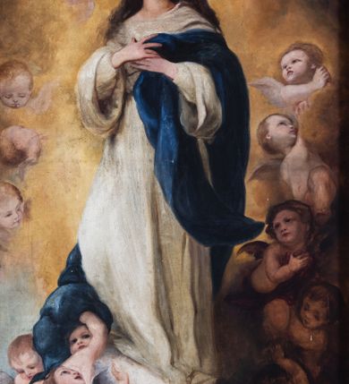 Zdjęcie nr 3: Nastawa ołtarzowa uzyskała charakter przyściennego retabulum jednoosiowego, jednokondygnacyjnego ze zwieńczeniem. Drewniany stipes ołtarzowy przyjął kształt zwężającego się ku dołowi sarkofagu ustawionego na jednostopniowym podeście. Na mensie na osi ustawiono prostopadłościenne tabernakulum obite blachą w formie skrzynki. Drzwiczki do tabernakulum ozdobiono puncowanym krzyżem. Kondygnację nastawy ujmują dwa filary o trzonach zdobionych u góry wolutowymi konsolami i zawieszonymi na taśmie girlandami roślinno-kwiatowymi oraz dwie smukłe kolumny z kapitelami korynckimi, wsparte na wklęsło-wypukłym cokole przerwanym na szerokość pola obrazowego na osi. Cokół artykułują płyciny dekorowane czworobocznym ornamentem roślinnym. Na tle filarów ustawiono rzeźby św. Stanisława Kostki oraz św. Dominika. Pomiędzy filarami widoczne jest prostokątne pole obrazowe ujęte profilowaną ramą, w której umieszczono obraz Niepokalanego Poczęcia. Podpory dźwigają wklęsło-wypukłe belkowanie ustawione na wysokim architrawie dekorowanym czworobocznym ornamentem roślinnym. W osiach skrajnych na belkowaniu umieszczono dwie figury siedzących aniołów. Zwieńczenie nastawy uzyskało kształt leżącego prostokąta o wklęsłych bokach przechodzących w spływy wolutowe, podtrzymujących gzyms koronujący w formie nadwieszonego łuku odcinkowego z krzyżem pośrodku. W polu zwieńczenia umieszczono owalny obraz w profilowanej ramie z przedstawieniem św. Karola Boromeusza. Strukturę ołtarza pomalowano w tonacji jasnobeżowej. Kolumny, profile, ornamenty oraz szaty postaci zostały wyzłocone, a skrzydła aniołów wysrebrzone. Figury w partii ciała otrzymały naturalistyczną polichromię.