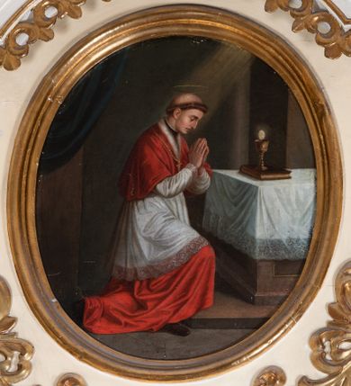 Zdjęcie nr 4: Nastawa ołtarzowa uzyskała charakter przyściennego retabulum jednoosiowego, jednokondygnacyjnego ze zwieńczeniem. Drewniany stipes ołtarzowy przyjął kształt zwężającego się ku dołowi sarkofagu ustawionego na jednostopniowym podeście. Na mensie na osi ustawiono prostopadłościenne tabernakulum obite blachą w formie skrzynki. Drzwiczki do tabernakulum ozdobiono puncowanym krzyżem. Kondygnację nastawy ujmują dwa filary o trzonach zdobionych u góry wolutowymi konsolami i zawieszonymi na taśmie girlandami roślinno-kwiatowymi oraz dwie smukłe kolumny z kapitelami korynckimi, wsparte na wklęsło-wypukłym cokole przerwanym na szerokość pola obrazowego na osi. Cokół artykułują płyciny dekorowane czworobocznym ornamentem roślinnym. Na tle filarów ustawiono rzeźby św. Stanisława Kostki oraz św. Dominika. Pomiędzy filarami widoczne jest prostokątne pole obrazowe ujęte profilowaną ramą, w której umieszczono obraz Niepokalanego Poczęcia. Podpory dźwigają wklęsło-wypukłe belkowanie ustawione na wysokim architrawie dekorowanym czworobocznym ornamentem roślinnym. W osiach skrajnych na belkowaniu umieszczono dwie figury siedzących aniołów. Zwieńczenie nastawy uzyskało kształt leżącego prostokąta o wklęsłych bokach przechodzących w spływy wolutowe, podtrzymujących gzyms koronujący w formie nadwieszonego łuku odcinkowego z krzyżem pośrodku. W polu zwieńczenia umieszczono owalny obraz w profilowanej ramie z przedstawieniem św. Karola Boromeusza. Strukturę ołtarza pomalowano w tonacji jasnobeżowej. Kolumny, profile, ornamenty oraz szaty postaci zostały wyzłocone, a skrzydła aniołów wysrebrzone. Figury w partii ciała otrzymały naturalistyczną polichromię.