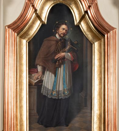 Zdjęcie nr 5: Nastawa ołtarzowa architektoniczna, jednoosiowa, jednokondygnacyjna ze zwieńczeniem. Ołtarz sarkofagowy, wklęsło-wypukły, na cokole, z mensą. Nastawa ujęta parą kolumn o kapitelach kompozytowych, ustawionych na cokołach, dźwigających belkowanie o falistej linii, wyłamane na ich osi, z przerwanym architrawem nad polem środkowym. Na belkowaniu fragmenty przerwanego, falistego przyczółka, dekorowanego rocaille'em, z siedzącymi puttami. Kondygnacja flankowana spływami wolutowymi zdobionymi rocaille'em, opadającymi na cokoły oraz uszami utworzonymi z esowato skręconego akantu. W polu środkowym wnęka w formie stojącego prostokąta zamkniętego łukiem półkolistym nadwieszonym z uskokiem, ujęta profilowaną ramą, z obrazem przedstawiającym św. Jana Nepomucena, w osobnej ramie. Zwieńczenie w formie zbliżonej do trapezu zamkniętego falistym fragmentem gzymsu, flankowane spływami wolutowymi dekorowanymi karbowaną wstęgą oraz rokokowymi kartuszami z uskrzydlonymi główkami anielskimi. W polu obraz św. Wojciecha w formie zbliżonej do trapezu o falistej linii boków, ujęty profilowaną ramą. Całość zakończona medalionem z okiem Opatrzności, w otoku z obłoków, w glorii promienistej. Struktura polichromowana w kolorze beżowym, ze złoconymi kolumnami, ornamentyką i profilami, srebrzonymi detalami i laserowanymi ramami obrazów. 
