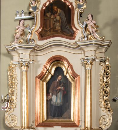 Zdjęcie nr 1: Nastawa ołtarzowa architektoniczna, jednoosiowa, jednokondygnacyjna ze zwieńczeniem. Ołtarz sarkofagowy, wklęsło-wypukły, na cokole, z mensą. Nastawa ujęta parą kolumn o kapitelach kompozytowych, ustawionych na cokołach, dźwigających belkowanie o falistej linii, wyłamane na ich osi, z przerwanym architrawem nad polem środkowym. Na belkowaniu fragmenty przerwanego, falistego przyczółka, dekorowanego rocaille&#039;em, z siedzącymi puttami. Kondygnacja flankowana spływami wolutowymi zdobionymi rocaille&#039;em, opadającymi na cokoły oraz uszami utworzonymi z esowato skręconego akantu. W polu środkowym wnęka w formie stojącego prostokąta zamkniętego łukiem półkolistym nadwieszonym z uskokiem, ujęta profilowaną ramą, z obrazem przedstawiającym św. Jana Nepomucena, w osobnej ramie. Zwieńczenie w formie zbliżonej do trapezu zamkniętego falistym fragmentem gzymsu, flankowane spływami wolutowymi dekorowanymi karbowaną wstęgą oraz rokokowymi kartuszami z uskrzydlonymi główkami anielskimi. W polu obraz św. Wojciecha w formie zbliżonej do trapezu o falistej linii boków, ujęty profilowaną ramą. Całość zakończona medalionem z okiem Opatrzności, w otoku z obłoków, w glorii promienistej. Struktura polichromowana w kolorze beżowym, ze złoconymi kolumnami, ornamentyką i profilami, srebrzonymi detalami i laserowanymi ramami obrazów. 
