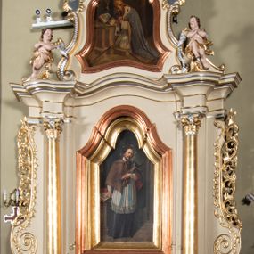 Zdjęcie nr 1: Nastawa ołtarzowa architektoniczna, jednoosiowa, jednokondygnacyjna ze zwieńczeniem. Ołtarz sarkofagowy, wklęsło-wypukły, na cokole, z mensą. Nastawa ujęta parą kolumn o kapitelach kompozytowych, ustawionych na cokołach, dźwigających belkowanie o falistej linii, wyłamane na ich osi, z przerwanym architrawem nad polem środkowym. Na belkowaniu fragmenty przerwanego, falistego przyczółka, dekorowanego rocaille'em, z siedzącymi puttami. Kondygnacja flankowana spływami wolutowymi zdobionymi rocaille'em, opadającymi na cokoły oraz uszami utworzonymi z esowato skręconego akantu. W polu środkowym wnęka w formie stojącego prostokąta zamkniętego łukiem półkolistym nadwieszonym z uskokiem, ujęta profilowaną ramą, z obrazem przedstawiającym św. Jana Nepomucena, w osobnej ramie. Zwieńczenie w formie zbliżonej do trapezu zamkniętego falistym fragmentem gzymsu, flankowane spływami wolutowymi dekorowanymi karbowaną wstęgą oraz rokokowymi kartuszami z uskrzydlonymi główkami anielskimi. W polu obraz św. Wojciecha w formie zbliżonej do trapezu o falistej linii boków, ujęty profilowaną ramą. Całość zakończona medalionem z okiem Opatrzności, w otoku z obłoków, w glorii promienistej. Struktura polichromowana w kolorze beżowym, ze złoconymi kolumnami, ornamentyką i profilami, srebrzonymi detalami i laserowanymi ramami obrazów. 
