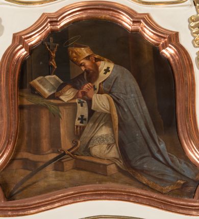 Zdjęcie nr 10: Nastawa ołtarzowa architektoniczna, jednoosiowa, jednokondygnacyjna ze zwieńczeniem. Ołtarz sarkofagowy, wklęsło-wypukły, na cokole, z mensą. Nastawa ujęta parą kolumn o kapitelach kompozytowych, ustawionych na cokołach, dźwigających belkowanie o falistej linii, wyłamane na ich osi, z przerwanym architrawem nad polem środkowym. Na belkowaniu fragmenty przerwanego, falistego przyczółka, dekorowanego rocaille'em, z siedzącymi puttami. Kondygnacja flankowana spływami wolutowymi zdobionymi rocaille'em, opadającymi na cokoły oraz uszami utworzonymi z esowato skręconego akantu. W polu środkowym wnęka w formie stojącego prostokąta zamkniętego łukiem półkolistym nadwieszonym z uskokiem, ujęta profilowaną ramą, z obrazem przedstawiającym św. Jana Nepomucena, w osobnej ramie. Zwieńczenie w formie zbliżonej do trapezu zamkniętego falistym fragmentem gzymsu, flankowane spływami wolutowymi dekorowanymi karbowaną wstęgą oraz rokokowymi kartuszami z uskrzydlonymi główkami anielskimi. W polu obraz św. Wojciecha w formie zbliżonej do trapezu o falistej linii boków, ujęty profilowaną ramą. Całość zakończona medalionem z okiem Opatrzności, w otoku z obłoków, w glorii promienistej. Struktura polichromowana w kolorze beżowym, ze złoconymi kolumnami, ornamentyką i profilami, srebrzonymi detalami i laserowanymi ramami obrazów. 
