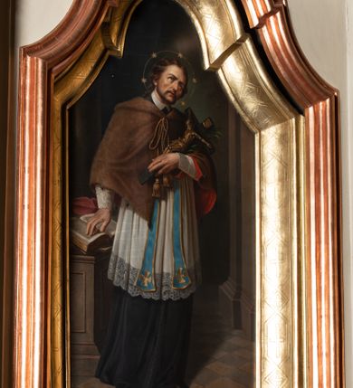 Zdjęcie nr 7: Nastawa ołtarzowa architektoniczna, jednoosiowa, jednokondygnacyjna ze zwieńczeniem. Ołtarz sarkofagowy, wklęsło-wypukły, na cokole, z mensą. Nastawa ujęta parą kolumn o kapitelach kompozytowych, ustawionych na cokołach, dźwigających belkowanie o falistej linii, wyłamane na ich osi, z przerwanym architrawem nad polem środkowym. Na belkowaniu fragmenty przerwanego, falistego przyczółka, dekorowanego rocaille'em, z siedzącymi puttami. Kondygnacja flankowana spływami wolutowymi zdobionymi rocaille'em, opadającymi na cokoły oraz uszami utworzonymi z esowato skręconego akantu. W polu środkowym wnęka w formie stojącego prostokąta zamkniętego łukiem półkolistym nadwieszonym z uskokiem, ujęta profilowaną ramą, z obrazem przedstawiającym św. Jana Nepomucena, w osobnej ramie. Zwieńczenie w formie zbliżonej do trapezu zamkniętego falistym fragmentem gzymsu, flankowane spływami wolutowymi dekorowanymi karbowaną wstęgą oraz rokokowymi kartuszami z uskrzydlonymi główkami anielskimi. W polu obraz św. Wojciecha w formie zbliżonej do trapezu o falistej linii boków, ujęty profilowaną ramą. Całość zakończona medalionem z okiem Opatrzności, w otoku z obłoków, w glorii promienistej. Struktura polichromowana w kolorze beżowym, ze złoconymi kolumnami, ornamentyką i profilami, srebrzonymi detalami i laserowanymi ramami obrazów. 
