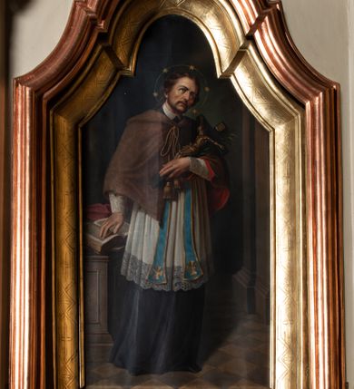 Zdjęcie nr 6: Nastawa ołtarzowa architektoniczna, jednoosiowa, jednokondygnacyjna ze zwieńczeniem. Ołtarz sarkofagowy, wklęsło-wypukły, na cokole, z mensą. Nastawa ujęta parą kolumn o kapitelach kompozytowych, ustawionych na cokołach, dźwigających belkowanie o falistej linii, wyłamane na ich osi, z przerwanym architrawem nad polem środkowym. Na belkowaniu fragmenty przerwanego, falistego przyczółka, dekorowanego rocaille&#039;em, z siedzącymi puttami. Kondygnacja flankowana spływami wolutowymi zdobionymi rocaille&#039;em, opadającymi na cokoły oraz uszami utworzonymi z esowato skręconego akantu. W polu środkowym wnęka w formie stojącego prostokąta zamkniętego łukiem półkolistym nadwieszonym z uskokiem, ujęta profilowaną ramą, z obrazem przedstawiającym św. Jana Nepomucena, w osobnej ramie. Zwieńczenie w formie zbliżonej do trapezu zamkniętego falistym fragmentem gzymsu, flankowane spływami wolutowymi dekorowanymi karbowaną wstęgą oraz rokokowymi kartuszami z uskrzydlonymi główkami anielskimi. W polu obraz św. Wojciecha w formie zbliżonej do trapezu o falistej linii boków, ujęty profilowaną ramą. Całość zakończona medalionem z okiem Opatrzności, w otoku z obłoków, w glorii promienistej. Struktura polichromowana w kolorze beżowym, ze złoconymi kolumnami, ornamentyką i profilami, srebrzonymi detalami i laserowanymi ramami obrazów. 
