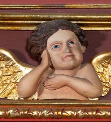 Zdjęcie nr 10: Ołtarz architektoniczny, jednoosiowy, jednokondygnacyjny ze zwieńczeniem. Retabulum osadzone jest na wysokim, zdwojonym, zryzalitowanym uskokowo cokole. Ołtarz jest prostopadłościenny z drewnianą mensą. Część środkową ujmuje para kolumn o żłobkowanych trzonach i korynckich kapitelach, ustawionych na tle zdwojonych pilastrów. Podpory dźwigają wyłamujące się ponad nimi belkowanie o silnie wysuniętym gzymsie. Zwieńczenie ma formę aediculi ujętej parą pilastrów i spływów wolutowych, zamkniętej trójkątnym przyczółkiem. Dodatkowo ujęta jest ona przerwanym, półkolistym przyczółkiem. Płycina antepedium jest w kształcie leżącego prostokąta z płaskorzeźbionym motywem złoconego kielicha eucharystycznego oraz kwiatów lilii skrzyżowanych z włócznią oraz trzciną z gąbką na tle srebrzonych obłoków ujętych promienistą glorią. Płyciny górnego cokołu (predelli) zdobi motyw ostów i cierni. Część środkową ujmuje para ażurowych, akantowych uszaków z motywem tuniki, kolumny biczowania oraz trzciny po lewej stronie i chusty św. Weroniki, drabiny, włóczni i trzciny z gąbką po prawej. U góry, pośrodku znajduje się uskrzydlona główka anielska. Powyżej, w partii belkowania, którego gzyms zdobi kostkowanie, jest umieszczony kartusz herbowy z monogramem IHS. Fryz zdobi stylizowana wić roślinna oraz para uskrzydlonych główek anielskich, natomiast zwieńczenie retabulum m.in. motywy roślinne, rozetki i kampanulle. Szczyt tworzy podtrzymująca krzyż para aniołów o sylwetkach od pasa w dół w formie liści akantu. Na przerwanym przyczółku znajduje się para przyklękających aniołów, ubranych w suknie w kolorach jasnoczerwonym i niebieskim oraz złocone płaszcze, trzymających w dłoniach włócznię i trzcinę z gąbką. Pole w części środkowej ma kształt stojącego prostokąta ujętego profilowaną, złoconą ramą. W środku znajduje się przedstawienie św. Anny nauczającej małą Marię. Pole w zwieńczeniu ma kształt stojącego owalu ujętego złoconą ramą w formie wieńca laurowego. Zawiera wizerunek św. Józefa. 
Struktura retabulum utrzymana jest w odcieniach brązu, partie detalu architektonicznego i ornamentyka są złocone.      
