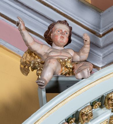 Zdjęcie nr 23: Ołtarz przyścienny, prostopadłościenny, z antepedium, na którym umieszczony jest rzeźbiony monogram Marii; mensa drewniana z kamiennym portatylem. Na mensie znajduje się tabernakulum o kształcie graniastosłupa, z drzwiczkami ozdobionymi rzeźbionym kielichem z hostią. Nastawa ołtarzowa jest architektoniczna, jednoosiowa, jednokondygnacyjna ze zwieńczeniem. Osadzona na podwójnym postumencie, flankowana pilastrami o kompozytowych kapitelach i kanelowanymi kolumnami o kompozytowych kapitelach, które podtrzymują belkowanie. Ponad belkowaniem znajduje się przełamany przyczółek w formie łuku półkolistego, bogato profilowany, ozdobiony ulistnionymi konsolkami i rozetami oraz girlandami z owoców. W partii fryzu kartusz o fantazyjnym wykroju, ujęty wolutami i listkami akantu. Na belkowaniu siedzą po bokach putta, odziane tkaniną na biodrach, a pośrodku znajduje się krzyż osadzony na postumencie z liśćmi. Po obu stronach ołtarza na konsolach o krawędziach ozdobionych ornamentem małżowinowym stoją figury trudnych do identyfikacji świętych, być może apostołów. W centralnej części ołtarza wnęka prostokątna, zamknięta łukiem półkolistym, wypełniona złoconą blachą z rytą ukośną kratką wypełnioną rozetkami. Na blasze zawieszony obraz z przedstawieniem Matki Boskiej Nieustającej Pomocy, który ujęty jest w prostokątną, blaszaną ramę. 

