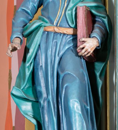 Zdjęcie nr 3: Ołtarz przyścienny, prostopadłościenny, z antepedium, na którym umieszczony jest rzeźbiony monogram Marii; mensa drewniana z kamiennym portatylem. Na mensie znajduje się tabernakulum o kształcie graniastosłupa, z drzwiczkami ozdobionymi rzeźbionym kielichem z hostią. Nastawa ołtarzowa jest architektoniczna, jednoosiowa, jednokondygnacyjna ze zwieńczeniem. Osadzona na podwójnym postumencie, flankowana pilastrami o kompozytowych kapitelach i kanelowanymi kolumnami o kompozytowych kapitelach, które podtrzymują belkowanie. Ponad belkowaniem znajduje się przełamany przyczółek w formie łuku półkolistego, bogato profilowany, ozdobiony ulistnionymi konsolkami i rozetami oraz girlandami z owoców. W partii fryzu kartusz o fantazyjnym wykroju, ujęty wolutami i listkami akantu. Na belkowaniu siedzą po bokach putta, odziane tkaniną na biodrach, a pośrodku znajduje się krzyż osadzony na postumencie z liśćmi. Po obu stronach ołtarza na konsolach o krawędziach ozdobionych ornamentem małżowinowym stoją figury trudnych do identyfikacji świętych, być może apostołów. W centralnej części ołtarza wnęka prostokątna, zamknięta łukiem półkolistym, wypełniona złoconą blachą z rytą ukośną kratką wypełnioną rozetkami. Na blasze zawieszony obraz z przedstawieniem Matki Boskiej Nieustającej Pomocy, który ujęty jest w prostokątną, blaszaną ramę. 

