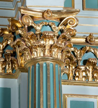 Zdjęcie nr 21: Ołtarz przyścienny, prostopadłościenny, z antepedium, na którym umieszczony jest rzeźbiony monogram Marii; mensa drewniana z kamiennym portatylem. Na mensie znajduje się tabernakulum o kształcie graniastosłupa, z drzwiczkami ozdobionymi rzeźbionym kielichem z hostią. Nastawa ołtarzowa jest architektoniczna, jednoosiowa, jednokondygnacyjna ze zwieńczeniem. Osadzona na podwójnym postumencie, flankowana pilastrami o kompozytowych kapitelach i kanelowanymi kolumnami o kompozytowych kapitelach, które podtrzymują belkowanie. Ponad belkowaniem znajduje się przełamany przyczółek w formie łuku półkolistego, bogato profilowany, ozdobiony ulistnionymi konsolkami i rozetami oraz girlandami z owoców. W partii fryzu kartusz o fantazyjnym wykroju, ujęty wolutami i listkami akantu. Na belkowaniu siedzą po bokach putta, odziane tkaniną na biodrach, a pośrodku znajduje się krzyż osadzony na postumencie z liśćmi. Po obu stronach ołtarza na konsolach o krawędziach ozdobionych ornamentem małżowinowym stoją figury trudnych do identyfikacji świętych, być może apostołów. W centralnej części ołtarza wnęka prostokątna, zamknięta łukiem półkolistym, wypełniona złoconą blachą z rytą ukośną kratką wypełnioną rozetkami. Na blasze zawieszony obraz z przedstawieniem Matki Boskiej Nieustającej Pomocy, który ujęty jest w prostokątną, blaszaną ramę. 

