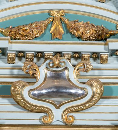 Zdjęcie nr 22: Ołtarz przyścienny, prostopadłościenny, z antepedium, na którym umieszczony jest rzeźbiony monogram Marii; mensa drewniana z kamiennym portatylem. Na mensie znajduje się tabernakulum o kształcie graniastosłupa, z drzwiczkami ozdobionymi rzeźbionym kielichem z hostią. Nastawa ołtarzowa jest architektoniczna, jednoosiowa, jednokondygnacyjna ze zwieńczeniem. Osadzona na podwójnym postumencie, flankowana pilastrami o kompozytowych kapitelach i kanelowanymi kolumnami o kompozytowych kapitelach, które podtrzymują belkowanie. Ponad belkowaniem znajduje się przełamany przyczółek w formie łuku półkolistego, bogato profilowany, ozdobiony ulistnionymi konsolkami i rozetami oraz girlandami z owoców. W partii fryzu kartusz o fantazyjnym wykroju, ujęty wolutami i listkami akantu. Na belkowaniu siedzą po bokach putta, odziane tkaniną na biodrach, a pośrodku znajduje się krzyż osadzony na postumencie z liśćmi. Po obu stronach ołtarza na konsolach o krawędziach ozdobionych ornamentem małżowinowym stoją figury trudnych do identyfikacji świętych, być może apostołów. W centralnej części ołtarza wnęka prostokątna, zamknięta łukiem półkolistym, wypełniona złoconą blachą z rytą ukośną kratką wypełnioną rozetkami. Na blasze zawieszony obraz z przedstawieniem Matki Boskiej Nieustającej Pomocy, który ujęty jest w prostokątną, blaszaną ramę. 

