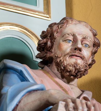 Zdjęcie nr 18: Ołtarz przyścienny, prostopadłościenny, z antepedium, na którym umieszczony jest rzeźbiony monogram Marii; mensa drewniana z kamiennym portatylem. Na mensie znajduje się tabernakulum o kształcie graniastosłupa, z drzwiczkami ozdobionymi rzeźbionym kielichem z hostią. Nastawa ołtarzowa jest architektoniczna, jednoosiowa, jednokondygnacyjna ze zwieńczeniem. Osadzona na podwójnym postumencie, flankowana pilastrami o kompozytowych kapitelach i kanelowanymi kolumnami o kompozytowych kapitelach, które podtrzymują belkowanie. Ponad belkowaniem znajduje się przełamany przyczółek w formie łuku półkolistego, bogato profilowany, ozdobiony ulistnionymi konsolkami i rozetami oraz girlandami z owoców. W partii fryzu kartusz o fantazyjnym wykroju, ujęty wolutami i listkami akantu. Na belkowaniu siedzą po bokach putta, odziane tkaniną na biodrach, a pośrodku znajduje się krzyż osadzony na postumencie z liśćmi. Po obu stronach ołtarza na konsolach o krawędziach ozdobionych ornamentem małżowinowym stoją figury trudnych do identyfikacji świętych, być może apostołów. W centralnej części ołtarza wnęka prostokątna, zamknięta łukiem półkolistym, wypełniona złoconą blachą z rytą ukośną kratką wypełnioną rozetkami. Na blasze zawieszony obraz z przedstawieniem Matki Boskiej Nieustającej Pomocy, który ujęty jest w prostokątną, blaszaną ramę. 

