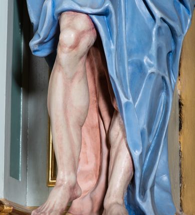 Zdjęcie nr 19: Ołtarz przyścienny, prostopadłościenny, z antepedium, na którym umieszczony jest rzeźbiony monogram Marii; mensa drewniana z kamiennym portatylem. Na mensie znajduje się tabernakulum o kształcie graniastosłupa, z drzwiczkami ozdobionymi rzeźbionym kielichem z hostią. Nastawa ołtarzowa jest architektoniczna, jednoosiowa, jednokondygnacyjna ze zwieńczeniem. Osadzona na podwójnym postumencie, flankowana pilastrami o kompozytowych kapitelach i kanelowanymi kolumnami o kompozytowych kapitelach, które podtrzymują belkowanie. Ponad belkowaniem znajduje się przełamany przyczółek w formie łuku półkolistego, bogato profilowany, ozdobiony ulistnionymi konsolkami i rozetami oraz girlandami z owoców. W partii fryzu kartusz o fantazyjnym wykroju, ujęty wolutami i listkami akantu. Na belkowaniu siedzą po bokach putta, odziane tkaniną na biodrach, a pośrodku znajduje się krzyż osadzony na postumencie z liśćmi. Po obu stronach ołtarza na konsolach o krawędziach ozdobionych ornamentem małżowinowym stoją figury trudnych do identyfikacji świętych, być może apostołów. W centralnej części ołtarza wnęka prostokątna, zamknięta łukiem półkolistym, wypełniona złoconą blachą z rytą ukośną kratką wypełnioną rozetkami. Na blasze zawieszony obraz z przedstawieniem Matki Boskiej Nieustającej Pomocy, który ujęty jest w prostokątną, blaszaną ramę. 

