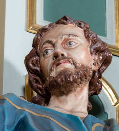 Zdjęcie nr 10: Ołtarz przyścienny, prostopadłościenny, z antepedium, na którym umieszczony jest rzeźbiony monogram Marii; mensa drewniana z kamiennym portatylem. Na mensie znajduje się tabernakulum o kształcie graniastosłupa, z drzwiczkami ozdobionymi rzeźbionym kielichem z hostią. Nastawa ołtarzowa jest architektoniczna, jednoosiowa, jednokondygnacyjna ze zwieńczeniem. Osadzona na podwójnym postumencie, flankowana pilastrami o kompozytowych kapitelach i kanelowanymi kolumnami o kompozytowych kapitelach, które podtrzymują belkowanie. Ponad belkowaniem znajduje się przełamany przyczółek w formie łuku półkolistego, bogato profilowany, ozdobiony ulistnionymi konsolkami i rozetami oraz girlandami z owoców. W partii fryzu kartusz o fantazyjnym wykroju, ujęty wolutami i listkami akantu. Na belkowaniu siedzą po bokach putta, odziane tkaniną na biodrach, a pośrodku znajduje się krzyż osadzony na postumencie z liśćmi. Po obu stronach ołtarza na konsolach o krawędziach ozdobionych ornamentem małżowinowym stoją figury trudnych do identyfikacji świętych, być może apostołów. W centralnej części ołtarza wnęka prostokątna, zamknięta łukiem półkolistym, wypełniona złoconą blachą z rytą ukośną kratką wypełnioną rozetkami. Na blasze zawieszony obraz z przedstawieniem Matki Boskiej Nieustającej Pomocy, który ujęty jest w prostokątną, blaszaną ramę. 

