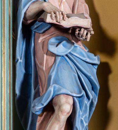 Zdjęcie nr 11: Ołtarz przyścienny, prostopadłościenny, z antepedium, na którym umieszczony jest rzeźbiony monogram Marii; mensa drewniana z kamiennym portatylem. Na mensie znajduje się tabernakulum o kształcie graniastosłupa, z drzwiczkami ozdobionymi rzeźbionym kielichem z hostią. Nastawa ołtarzowa jest architektoniczna, jednoosiowa, jednokondygnacyjna ze zwieńczeniem. Osadzona na podwójnym postumencie, flankowana pilastrami o kompozytowych kapitelach i kanelowanymi kolumnami o kompozytowych kapitelach, które podtrzymują belkowanie. Ponad belkowaniem znajduje się przełamany przyczółek w formie łuku półkolistego, bogato profilowany, ozdobiony ulistnionymi konsolkami i rozetami oraz girlandami z owoców. W partii fryzu kartusz o fantazyjnym wykroju, ujęty wolutami i listkami akantu. Na belkowaniu siedzą po bokach putta, odziane tkaniną na biodrach, a pośrodku znajduje się krzyż osadzony na postumencie z liśćmi. Po obu stronach ołtarza na konsolach o krawędziach ozdobionych ornamentem małżowinowym stoją figury trudnych do identyfikacji świętych, być może apostołów. W centralnej części ołtarza wnęka prostokątna, zamknięta łukiem półkolistym, wypełniona złoconą blachą z rytą ukośną kratką wypełnioną rozetkami. Na blasze zawieszony obraz z przedstawieniem Matki Boskiej Nieustającej Pomocy, który ujęty jest w prostokątną, blaszaną ramę. 

