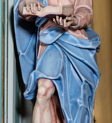 Zdjęcie nr 14: Ołtarz przyścienny, prostopadłościenny, z antepedium, na którym umieszczony jest rzeźbiony monogram Marii; mensa drewniana z kamiennym portatylem. Na mensie znajduje się tabernakulum o kształcie graniastosłupa, z drzwiczkami ozdobionymi rzeźbionym kielichem z hostią. Nastawa ołtarzowa jest architektoniczna, jednoosiowa, jednokondygnacyjna ze zwieńczeniem. Osadzona na podwójnym postumencie, flankowana pilastrami o kompozytowych kapitelach i kanelowanymi kolumnami o kompozytowych kapitelach, które podtrzymują belkowanie. Ponad belkowaniem znajduje się przełamany przyczółek w formie łuku półkolistego, bogato profilowany, ozdobiony ulistnionymi konsolkami i rozetami oraz girlandami z owoców. W partii fryzu kartusz o fantazyjnym wykroju, ujęty wolutami i listkami akantu. Na belkowaniu siedzą po bokach putta, odziane tkaniną na biodrach, a pośrodku znajduje się krzyż osadzony na postumencie z liśćmi. Po obu stronach ołtarza na konsolach o krawędziach ozdobionych ornamentem małżowinowym stoją figury trudnych do identyfikacji świętych, być może apostołów. W centralnej części ołtarza wnęka prostokątna, zamknięta łukiem półkolistym, wypełniona złoconą blachą z rytą ukośną kratką wypełnioną rozetkami. Na blasze zawieszony obraz z przedstawieniem Matki Boskiej Nieustającej Pomocy, który ujęty jest w prostokątną, blaszaną ramę. 

