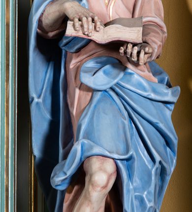 Zdjęcie nr 12: Ołtarz przyścienny, prostopadłościenny, z antepedium, na którym umieszczony jest rzeźbiony monogram Marii; mensa drewniana z kamiennym portatylem. Na mensie znajduje się tabernakulum o kształcie graniastosłupa, z drzwiczkami ozdobionymi rzeźbionym kielichem z hostią. Nastawa ołtarzowa jest architektoniczna, jednoosiowa, jednokondygnacyjna ze zwieńczeniem. Osadzona na podwójnym postumencie, flankowana pilastrami o kompozytowych kapitelach i kanelowanymi kolumnami o kompozytowych kapitelach, które podtrzymują belkowanie. Ponad belkowaniem znajduje się przełamany przyczółek w formie łuku półkolistego, bogato profilowany, ozdobiony ulistnionymi konsolkami i rozetami oraz girlandami z owoców. W partii fryzu kartusz o fantazyjnym wykroju, ujęty wolutami i listkami akantu. Na belkowaniu siedzą po bokach putta, odziane tkaniną na biodrach, a pośrodku znajduje się krzyż osadzony na postumencie z liśćmi. Po obu stronach ołtarza na konsolach o krawędziach ozdobionych ornamentem małżowinowym stoją figury trudnych do identyfikacji świętych, być może apostołów. W centralnej części ołtarza wnęka prostokątna, zamknięta łukiem półkolistym, wypełniona złoconą blachą z rytą ukośną kratką wypełnioną rozetkami. Na blasze zawieszony obraz z przedstawieniem Matki Boskiej Nieustającej Pomocy, który ujęty jest w prostokątną, blaszaną ramę. 

