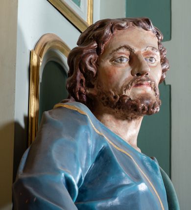 Zdjęcie nr 9: Ołtarz przyścienny, prostopadłościenny, z antepedium, na którym umieszczony jest rzeźbiony monogram Marii; mensa drewniana z kamiennym portatylem. Na mensie znajduje się tabernakulum o kształcie graniastosłupa, z drzwiczkami ozdobionymi rzeźbionym kielichem z hostią. Nastawa ołtarzowa jest architektoniczna, jednoosiowa, jednokondygnacyjna ze zwieńczeniem. Osadzona na podwójnym postumencie, flankowana pilastrami o kompozytowych kapitelach i kanelowanymi kolumnami o kompozytowych kapitelach, które podtrzymują belkowanie. Ponad belkowaniem znajduje się przełamany przyczółek w formie łuku półkolistego, bogato profilowany, ozdobiony ulistnionymi konsolkami i rozetami oraz girlandami z owoców. W partii fryzu kartusz o fantazyjnym wykroju, ujęty wolutami i listkami akantu. Na belkowaniu siedzą po bokach putta, odziane tkaniną na biodrach, a pośrodku znajduje się krzyż osadzony na postumencie z liśćmi. Po obu stronach ołtarza na konsolach o krawędziach ozdobionych ornamentem małżowinowym stoją figury trudnych do identyfikacji świętych, być może apostołów. W centralnej części ołtarza wnęka prostokątna, zamknięta łukiem półkolistym, wypełniona złoconą blachą z rytą ukośną kratką wypełnioną rozetkami. Na blasze zawieszony obraz z przedstawieniem Matki Boskiej Nieustającej Pomocy, który ujęty jest w prostokątną, blaszaną ramę. 

