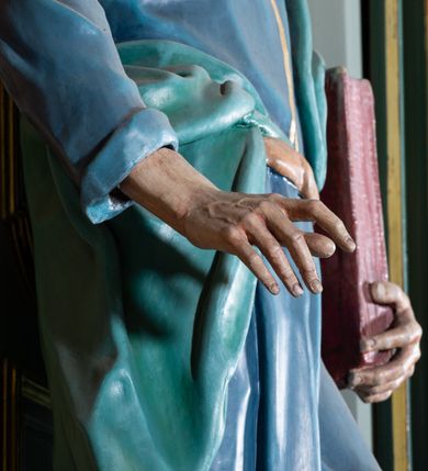 Zdjęcie nr 8: Ołtarz przyścienny, prostopadłościenny, z antepedium, na którym umieszczony jest rzeźbiony monogram Marii; mensa drewniana z kamiennym portatylem. Na mensie znajduje się tabernakulum o kształcie graniastosłupa, z drzwiczkami ozdobionymi rzeźbionym kielichem z hostią. Nastawa ołtarzowa jest architektoniczna, jednoosiowa, jednokondygnacyjna ze zwieńczeniem. Osadzona na podwójnym postumencie, flankowana pilastrami o kompozytowych kapitelach i kanelowanymi kolumnami o kompozytowych kapitelach, które podtrzymują belkowanie. Ponad belkowaniem znajduje się przełamany przyczółek w formie łuku półkolistego, bogato profilowany, ozdobiony ulistnionymi konsolkami i rozetami oraz girlandami z owoców. W partii fryzu kartusz o fantazyjnym wykroju, ujęty wolutami i listkami akantu. Na belkowaniu siedzą po bokach putta, odziane tkaniną na biodrach, a pośrodku znajduje się krzyż osadzony na postumencie z liśćmi. Po obu stronach ołtarza na konsolach o krawędziach ozdobionych ornamentem małżowinowym stoją figury trudnych do identyfikacji świętych, być może apostołów. W centralnej części ołtarza wnęka prostokątna, zamknięta łukiem półkolistym, wypełniona złoconą blachą z rytą ukośną kratką wypełnioną rozetkami. Na blasze zawieszony obraz z przedstawieniem Matki Boskiej Nieustającej Pomocy, który ujęty jest w prostokątną, blaszaną ramę. 

