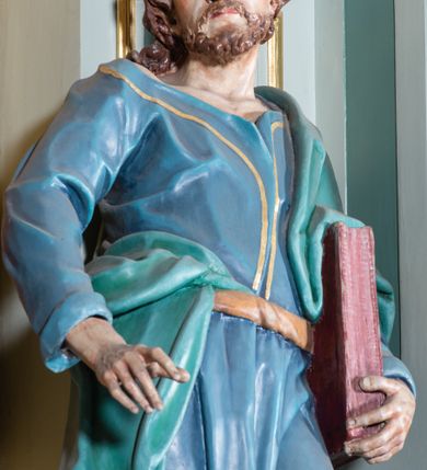 Zdjęcie nr 4: Ołtarz przyścienny, prostopadłościenny, z antepedium, na którym umieszczony jest rzeźbiony monogram Marii; mensa drewniana z kamiennym portatylem. Na mensie znajduje się tabernakulum o kształcie graniastosłupa, z drzwiczkami ozdobionymi rzeźbionym kielichem z hostią. Nastawa ołtarzowa jest architektoniczna, jednoosiowa, jednokondygnacyjna ze zwieńczeniem. Osadzona na podwójnym postumencie, flankowana pilastrami o kompozytowych kapitelach i kanelowanymi kolumnami o kompozytowych kapitelach, które podtrzymują belkowanie. Ponad belkowaniem znajduje się przełamany przyczółek w formie łuku półkolistego, bogato profilowany, ozdobiony ulistnionymi konsolkami i rozetami oraz girlandami z owoców. W partii fryzu kartusz o fantazyjnym wykroju, ujęty wolutami i listkami akantu. Na belkowaniu siedzą po bokach putta, odziane tkaniną na biodrach, a pośrodku znajduje się krzyż osadzony na postumencie z liśćmi. Po obu stronach ołtarza na konsolach o krawędziach ozdobionych ornamentem małżowinowym stoją figury trudnych do identyfikacji świętych, być może apostołów. W centralnej części ołtarza wnęka prostokątna, zamknięta łukiem półkolistym, wypełniona złoconą blachą z rytą ukośną kratką wypełnioną rozetkami. Na blasze zawieszony obraz z przedstawieniem Matki Boskiej Nieustającej Pomocy, który ujęty jest w prostokątną, blaszaną ramę. 

