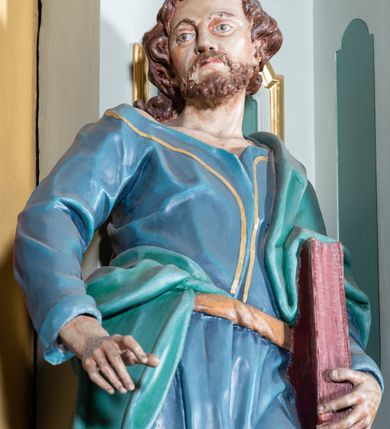 Zdjęcie nr 5: Ołtarz przyścienny, prostopadłościenny, z antepedium, na którym umieszczony jest rzeźbiony monogram Marii; mensa drewniana z kamiennym portatylem. Na mensie znajduje się tabernakulum o kształcie graniastosłupa, z drzwiczkami ozdobionymi rzeźbionym kielichem z hostią. Nastawa ołtarzowa jest architektoniczna, jednoosiowa, jednokondygnacyjna ze zwieńczeniem. Osadzona na podwójnym postumencie, flankowana pilastrami o kompozytowych kapitelach i kanelowanymi kolumnami o kompozytowych kapitelach, które podtrzymują belkowanie. Ponad belkowaniem znajduje się przełamany przyczółek w formie łuku półkolistego, bogato profilowany, ozdobiony ulistnionymi konsolkami i rozetami oraz girlandami z owoców. W partii fryzu kartusz o fantazyjnym wykroju, ujęty wolutami i listkami akantu. Na belkowaniu siedzą po bokach putta, odziane tkaniną na biodrach, a pośrodku znajduje się krzyż osadzony na postumencie z liśćmi. Po obu stronach ołtarza na konsolach o krawędziach ozdobionych ornamentem małżowinowym stoją figury trudnych do identyfikacji świętych, być może apostołów. W centralnej części ołtarza wnęka prostokątna, zamknięta łukiem półkolistym, wypełniona złoconą blachą z rytą ukośną kratką wypełnioną rozetkami. Na blasze zawieszony obraz z przedstawieniem Matki Boskiej Nieustającej Pomocy, który ujęty jest w prostokątną, blaszaną ramę. 

