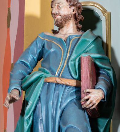 Zdjęcie nr 6: Ołtarz przyścienny, prostopadłościenny, z antepedium, na którym umieszczony jest rzeźbiony monogram Marii; mensa drewniana z kamiennym portatylem. Na mensie znajduje się tabernakulum o kształcie graniastosłupa, z drzwiczkami ozdobionymi rzeźbionym kielichem z hostią. Nastawa ołtarzowa jest architektoniczna, jednoosiowa, jednokondygnacyjna ze zwieńczeniem. Osadzona na podwójnym postumencie, flankowana pilastrami o kompozytowych kapitelach i kanelowanymi kolumnami o kompozytowych kapitelach, które podtrzymują belkowanie. Ponad belkowaniem znajduje się przełamany przyczółek w formie łuku półkolistego, bogato profilowany, ozdobiony ulistnionymi konsolkami i rozetami oraz girlandami z owoców. W partii fryzu kartusz o fantazyjnym wykroju, ujęty wolutami i listkami akantu. Na belkowaniu siedzą po bokach putta, odziane tkaniną na biodrach, a pośrodku znajduje się krzyż osadzony na postumencie z liśćmi. Po obu stronach ołtarza na konsolach o krawędziach ozdobionych ornamentem małżowinowym stoją figury trudnych do identyfikacji świętych, być może apostołów. W centralnej części ołtarza wnęka prostokątna, zamknięta łukiem półkolistym, wypełniona złoconą blachą z rytą ukośną kratką wypełnioną rozetkami. Na blasze zawieszony obraz z przedstawieniem Matki Boskiej Nieustającej Pomocy, który ujęty jest w prostokątną, blaszaną ramę. 

