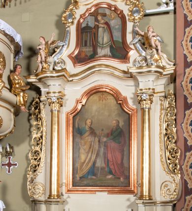 Zdjęcie nr 1: Nastawa ołtarzowa architektoniczna, jednoosiowa, jednokondygnacyjna ze zwieńczeniem. Ołtarz sarkofagowy, wklęsło-wypukły, na cokole, z mensą. Nastawa ujęta parą kolumn o kapitelach kompozytowych, ustawionych na cokołach, dźwigających belkowanie o falistej linii, wyłamane na ich osi, z przerwanym architrawem nad polem środkowym. Na belkowaniu fragmenty przerwanego, falistego przyczółka, dekorowanego rocaille'em, z siedzącymi puttami. Kondygnacja flankowana spływami wolutowymi zdobionymi rocaille'em, opadającymi na cokoły oraz uszami utworzonymi z esowato skręconego akantu. W polu środkowym wnęka w formie stojącego prostokąta zamkniętego łukiem półkolistym nadwieszonym z uskokiem, ujęta profilowaną ramą, z obrazem przedstawiającym św. Piotra i św. Pawła. Zwieńczenie w formie zbliżonej do trapezu, zamkniętego falistym fragmentem gzymsu, flankowane spływami wolutowymi dekorowanymi karbowaną wstęgą oraz rokokowymi kartuszami. W polu obraz św. Heleny w formie zbliżonej do trapezu o falistej linii boków, ujęty profilowaną ramą. Całość zakończona medalionem z monogramem IHS, w otoku z obłoków i dwóch uskrzydlonych główek anielskich, w glorii promienistej. Struktura polichromowana w kolorze beżowym, ze złoconymi kolumnami, ornamentyką i profilami, srebrzonymi detalami i laserowanymi ramami obrazów. 
