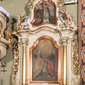 Zdjęcie nr 1: Nastawa ołtarzowa architektoniczna, jednoosiowa, jednokondygnacyjna ze zwieńczeniem. Ołtarz sarkofagowy, wklęsło-wypukły, na cokole, z mensą. Nastawa ujęta parą kolumn o kapitelach kompozytowych, ustawionych na cokołach, dźwigających belkowanie o falistej linii, wyłamane na ich osi, z przerwanym architrawem nad polem środkowym. Na belkowaniu fragmenty przerwanego, falistego przyczółka, dekorowanego rocaille'em, z siedzącymi puttami. Kondygnacja flankowana spływami wolutowymi zdobionymi rocaille'em, opadającymi na cokoły oraz uszami utworzonymi z esowato skręconego akantu. W polu środkowym wnęka w formie stojącego prostokąta zamkniętego łukiem półkolistym nadwieszonym z uskokiem, ujęta profilowaną ramą, z obrazem przedstawiającym św. Piotra i św. Pawła. Zwieńczenie w formie zbliżonej do trapezu, zamkniętego falistym fragmentem gzymsu, flankowane spływami wolutowymi dekorowanymi karbowaną wstęgą oraz rokokowymi kartuszami. W polu obraz św. Heleny w formie zbliżonej do trapezu o falistej linii boków, ujęty profilowaną ramą. Całość zakończona medalionem z monogramem IHS, w otoku z obłoków i dwóch uskrzydlonych główek anielskich, w glorii promienistej. Struktura polichromowana w kolorze beżowym, ze złoconymi kolumnami, ornamentyką i profilami, srebrzonymi detalami i laserowanymi ramami obrazów. 
