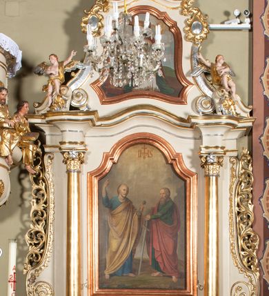 Zdjęcie nr 10: Nastawa ołtarzowa architektoniczna, jednoosiowa, jednokondygnacyjna ze zwieńczeniem. Ołtarz sarkofagowy, wklęsło-wypukły, na cokole, z mensą. Nastawa ujęta parą kolumn o kapitelach kompozytowych, ustawionych na cokołach, dźwigających belkowanie o falistej linii, wyłamane na ich osi, z przerwanym architrawem nad polem środkowym. Na belkowaniu fragmenty przerwanego, falistego przyczółka, dekorowanego rocaille'em, z siedzącymi puttami. Kondygnacja flankowana spływami wolutowymi zdobionymi rocaille'em, opadającymi na cokoły oraz uszami utworzonymi z esowato skręconego akantu. W polu środkowym wnęka w formie stojącego prostokąta zamkniętego łukiem półkolistym nadwieszonym z uskokiem, ujęta profilowaną ramą, z obrazem przedstawiającym św. Piotra i św. Pawła. Zwieńczenie w formie zbliżonej do trapezu, zamkniętego falistym fragmentem gzymsu, flankowane spływami wolutowymi dekorowanymi karbowaną wstęgą oraz rokokowymi kartuszami. W polu obraz św. Heleny w formie zbliżonej do trapezu o falistej linii boków, ujęty profilowaną ramą. Całość zakończona medalionem z monogramem IHS, w otoku z obłoków i dwóch uskrzydlonych główek anielskich, w glorii promienistej. Struktura polichromowana w kolorze beżowym, ze złoconymi kolumnami, ornamentyką i profilami, srebrzonymi detalami i laserowanymi ramami obrazów. 
