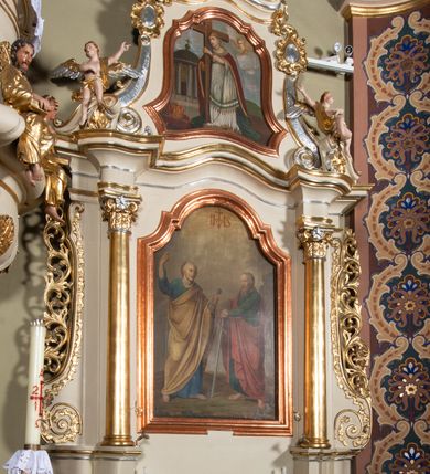 Zdjęcie nr 8: Nastawa ołtarzowa architektoniczna, jednoosiowa, jednokondygnacyjna ze zwieńczeniem. Ołtarz sarkofagowy, wklęsło-wypukły, na cokole, z mensą. Nastawa ujęta parą kolumn o kapitelach kompozytowych, ustawionych na cokołach, dźwigających belkowanie o falistej linii, wyłamane na ich osi, z przerwanym architrawem nad polem środkowym. Na belkowaniu fragmenty przerwanego, falistego przyczółka, dekorowanego rocaille'em, z siedzącymi puttami. Kondygnacja flankowana spływami wolutowymi zdobionymi rocaille'em, opadającymi na cokoły oraz uszami utworzonymi z esowato skręconego akantu. W polu środkowym wnęka w formie stojącego prostokąta zamkniętego łukiem półkolistym nadwieszonym z uskokiem, ujęta profilowaną ramą, z obrazem przedstawiającym św. Piotra i św. Pawła. Zwieńczenie w formie zbliżonej do trapezu, zamkniętego falistym fragmentem gzymsu, flankowane spływami wolutowymi dekorowanymi karbowaną wstęgą oraz rokokowymi kartuszami. W polu obraz św. Heleny w formie zbliżonej do trapezu o falistej linii boków, ujęty profilowaną ramą. Całość zakończona medalionem z monogramem IHS, w otoku z obłoków i dwóch uskrzydlonych główek anielskich, w glorii promienistej. Struktura polichromowana w kolorze beżowym, ze złoconymi kolumnami, ornamentyką i profilami, srebrzonymi detalami i laserowanymi ramami obrazów. 

