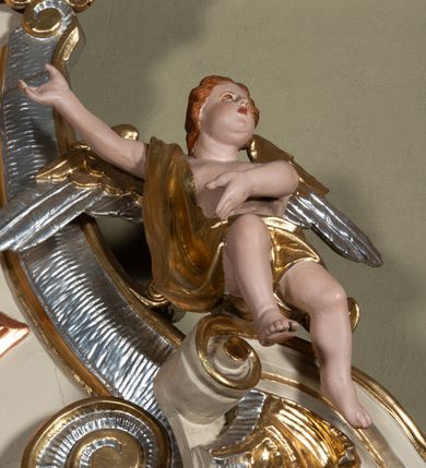 Zdjęcie nr 13: Nastawa ołtarzowa architektoniczna, jednoosiowa, jednokondygnacyjna ze zwieńczeniem. Ołtarz sarkofagowy, wklęsło-wypukły, na cokole, z mensą. Nastawa ujęta parą kolumn o kapitelach kompozytowych, ustawionych na cokołach, dźwigających belkowanie o falistej linii, wyłamane na ich osi, z przerwanym architrawem nad polem środkowym. Na belkowaniu fragmenty przerwanego, falistego przyczółka, dekorowanego rocaille'em, z siedzącymi puttami. Kondygnacja flankowana spływami wolutowymi zdobionymi rocaille'em, opadającymi na cokoły oraz uszami utworzonymi z esowato skręconego akantu. W polu środkowym wnęka w formie stojącego prostokąta zamkniętego łukiem półkolistym nadwieszonym z uskokiem, ujęta profilowaną ramą, z obrazem przedstawiającym św. Piotra i św. Pawła. Zwieńczenie w formie zbliżonej do trapezu, zamkniętego falistym fragmentem gzymsu, flankowane spływami wolutowymi dekorowanymi karbowaną wstęgą oraz rokokowymi kartuszami. W polu obraz św. Heleny w formie zbliżonej do trapezu o falistej linii boków, ujęty profilowaną ramą. Całość zakończona medalionem z monogramem IHS, w otoku z obłoków i dwóch uskrzydlonych główek anielskich, w glorii promienistej. Struktura polichromowana w kolorze beżowym, ze złoconymi kolumnami, ornamentyką i profilami, srebrzonymi detalami i laserowanymi ramami obrazów. 
