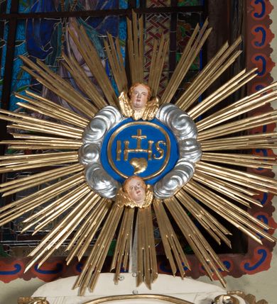 Zdjęcie nr 3: Nastawa ołtarzowa architektoniczna, jednoosiowa, jednokondygnacyjna ze zwieńczeniem. Ołtarz sarkofagowy, wklęsło-wypukły, na cokole, z mensą. Nastawa ujęta parą kolumn o kapitelach kompozytowych, ustawionych na cokołach, dźwigających belkowanie o falistej linii, wyłamane na ich osi, z przerwanym architrawem nad polem środkowym. Na belkowaniu fragmenty przerwanego, falistego przyczółka, dekorowanego rocaille'em, z siedzącymi puttami. Kondygnacja flankowana spływami wolutowymi zdobionymi rocaille'em, opadającymi na cokoły oraz uszami utworzonymi z esowato skręconego akantu. W polu środkowym wnęka w formie stojącego prostokąta zamkniętego łukiem półkolistym nadwieszonym z uskokiem, ujęta profilowaną ramą, z obrazem przedstawiającym św. Piotra i św. Pawła. Zwieńczenie w formie zbliżonej do trapezu, zamkniętego falistym fragmentem gzymsu, flankowane spływami wolutowymi dekorowanymi karbowaną wstęgą oraz rokokowymi kartuszami. W polu obraz św. Heleny w formie zbliżonej do trapezu o falistej linii boków, ujęty profilowaną ramą. Całość zakończona medalionem z monogramem IHS, w otoku z obłoków i dwóch uskrzydlonych główek anielskich, w glorii promienistej. Struktura polichromowana w kolorze beżowym, ze złoconymi kolumnami, ornamentyką i profilami, srebrzonymi detalami i laserowanymi ramami obrazów. 
