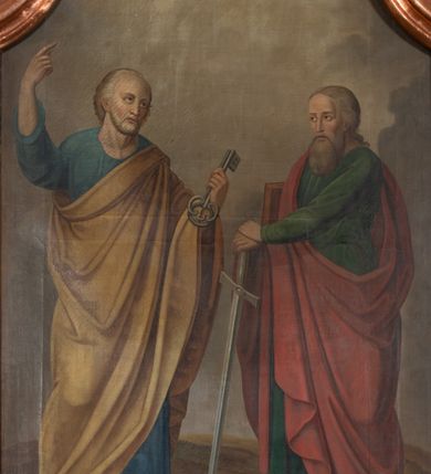 Zdjęcie nr 5: Nastawa ołtarzowa architektoniczna, jednoosiowa, jednokondygnacyjna ze zwieńczeniem. Ołtarz sarkofagowy, wklęsło-wypukły, na cokole, z mensą. Nastawa ujęta parą kolumn o kapitelach kompozytowych, ustawionych na cokołach, dźwigających belkowanie o falistej linii, wyłamane na ich osi, z przerwanym architrawem nad polem środkowym. Na belkowaniu fragmenty przerwanego, falistego przyczółka, dekorowanego rocaille&#039;em, z siedzącymi puttami. Kondygnacja flankowana spływami wolutowymi zdobionymi rocaille&#039;em, opadającymi na cokoły oraz uszami utworzonymi z esowato skręconego akantu. W polu środkowym wnęka w formie stojącego prostokąta zamkniętego łukiem półkolistym nadwieszonym z uskokiem, ujęta profilowaną ramą, z obrazem przedstawiającym św. Piotra i św. Pawła. Zwieńczenie w formie zbliżonej do trapezu, zamkniętego falistym fragmentem gzymsu, flankowane spływami wolutowymi dekorowanymi karbowaną wstęgą oraz rokokowymi kartuszami. W polu obraz św. Heleny w formie zbliżonej do trapezu o falistej linii boków, ujęty profilowaną ramą. Całość zakończona medalionem z monogramem IHS, w otoku z obłoków i dwóch uskrzydlonych główek anielskich, w glorii promienistej. Struktura polichromowana w kolorze beżowym, ze złoconymi kolumnami, ornamentyką i profilami, srebrzonymi detalami i laserowanymi ramami obrazów. 
