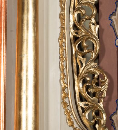 Zdjęcie nr 11: Nastawa ołtarzowa architektoniczna, jednoosiowa, jednokondygnacyjna ze zwieńczeniem. Ołtarz sarkofagowy, wklęsło-wypukły, na cokole, z mensą. Nastawa ujęta parą kolumn o kapitelach kompozytowych, ustawionych na cokołach, dźwigających belkowanie o falistej linii, wyłamane na ich osi, z przerwanym architrawem nad polem środkowym. Na belkowaniu fragmenty przerwanego, falistego przyczółka, dekorowanego rocaille'em, z siedzącymi puttami. Kondygnacja flankowana spływami wolutowymi zdobionymi rocaille'em, opadającymi na cokoły oraz uszami utworzonymi z esowato skręconego akantu. W polu środkowym wnęka w formie stojącego prostokąta zamkniętego łukiem półkolistym nadwieszonym z uskokiem, ujęta profilowaną ramą, z obrazem przedstawiającym św. Piotra i św. Pawła. Zwieńczenie w formie zbliżonej do trapezu, zamkniętego falistym fragmentem gzymsu, flankowane spływami wolutowymi dekorowanymi karbowaną wstęgą oraz rokokowymi kartuszami. W polu obraz św. Heleny w formie zbliżonej do trapezu o falistej linii boków, ujęty profilowaną ramą. Całość zakończona medalionem z monogramem IHS, w otoku z obłoków i dwóch uskrzydlonych główek anielskich, w glorii promienistej. Struktura polichromowana w kolorze beżowym, ze złoconymi kolumnami, ornamentyką i profilami, srebrzonymi detalami i laserowanymi ramami obrazów. 
