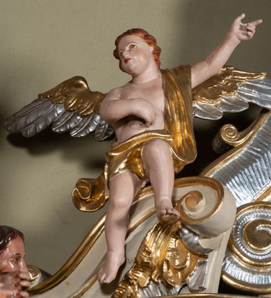 Zdjęcie nr 14: Nastawa ołtarzowa architektoniczna, jednoosiowa, jednokondygnacyjna ze zwieńczeniem. Ołtarz sarkofagowy, wklęsło-wypukły, na cokole, z mensą. Nastawa ujęta parą kolumn o kapitelach kompozytowych, ustawionych na cokołach, dźwigających belkowanie o falistej linii, wyłamane na ich osi, z przerwanym architrawem nad polem środkowym. Na belkowaniu fragmenty przerwanego, falistego przyczółka, dekorowanego rocaille'em, z siedzącymi puttami. Kondygnacja flankowana spływami wolutowymi zdobionymi rocaille'em, opadającymi na cokoły oraz uszami utworzonymi z esowato skręconego akantu. W polu środkowym wnęka w formie stojącego prostokąta zamkniętego łukiem półkolistym nadwieszonym z uskokiem, ujęta profilowaną ramą, z obrazem przedstawiającym św. Piotra i św. Pawła. Zwieńczenie w formie zbliżonej do trapezu, zamkniętego falistym fragmentem gzymsu, flankowane spływami wolutowymi dekorowanymi karbowaną wstęgą oraz rokokowymi kartuszami. W polu obraz św. Heleny w formie zbliżonej do trapezu o falistej linii boków, ujęty profilowaną ramą. Całość zakończona medalionem z monogramem IHS, w otoku z obłoków i dwóch uskrzydlonych główek anielskich, w glorii promienistej. Struktura polichromowana w kolorze beżowym, ze złoconymi kolumnami, ornamentyką i profilami, srebrzonymi detalami i laserowanymi ramami obrazów. 
